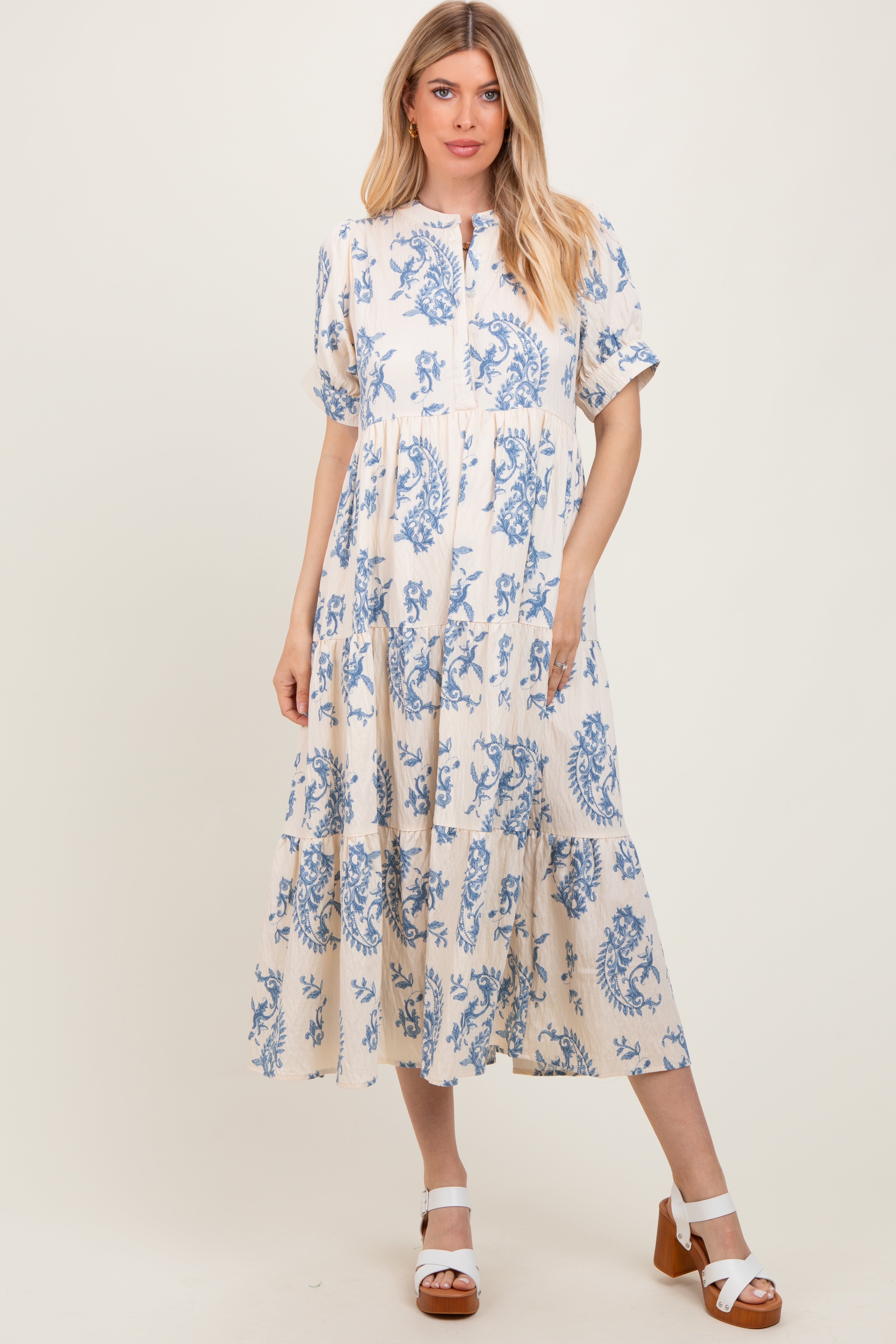 Blaues Umstands-Maxikleid mit Paisley-Muster, Knopfleiste und Stufenrock