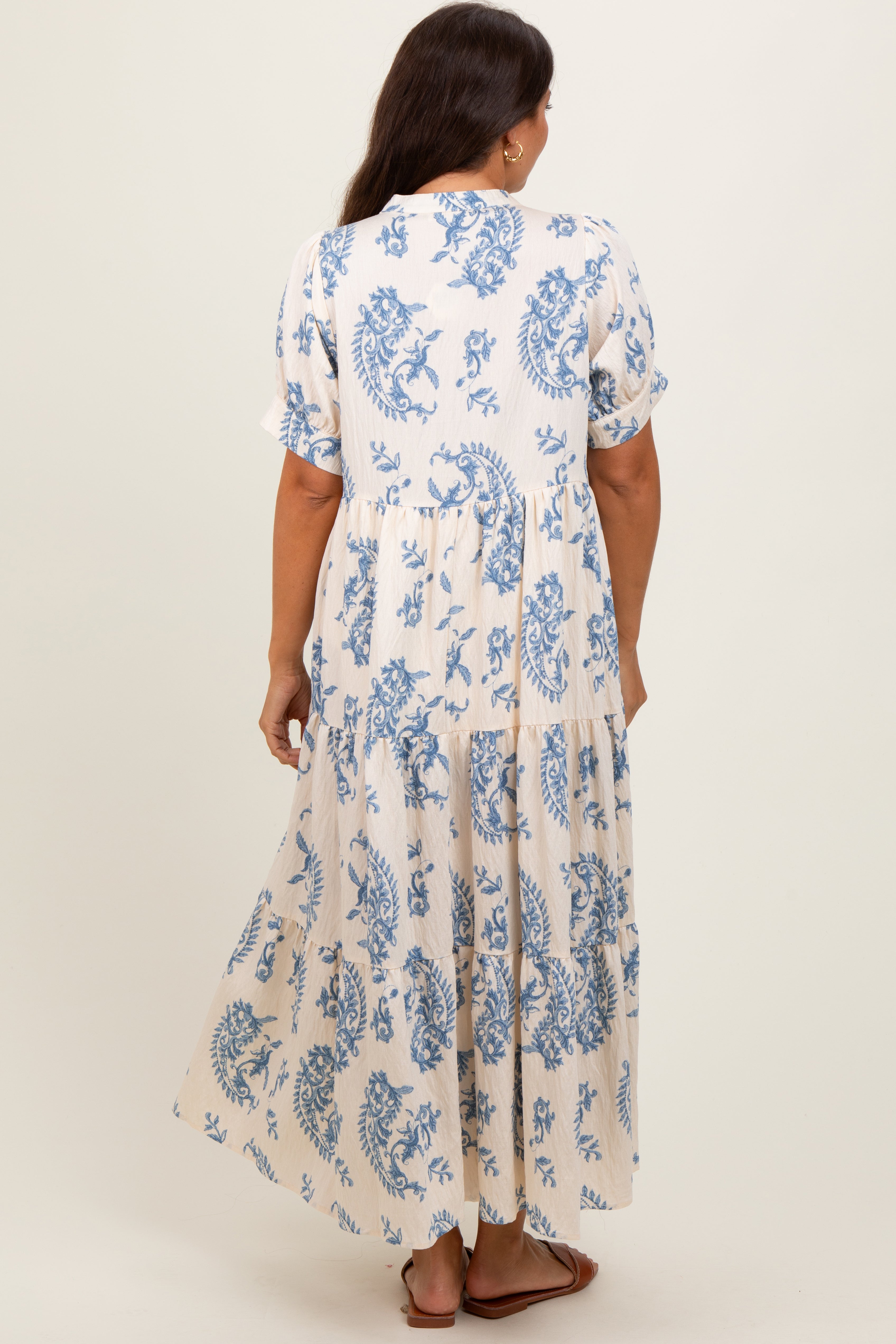 Blaues Umstands-Maxikleid mit Paisley-Muster, Knopfleiste und Stufenrock