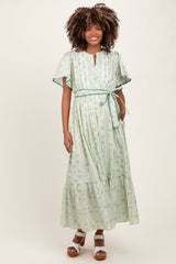 Grünes Umstandsmaxikleid mit Blumenmuster, Flügelärmeln und Taillenband