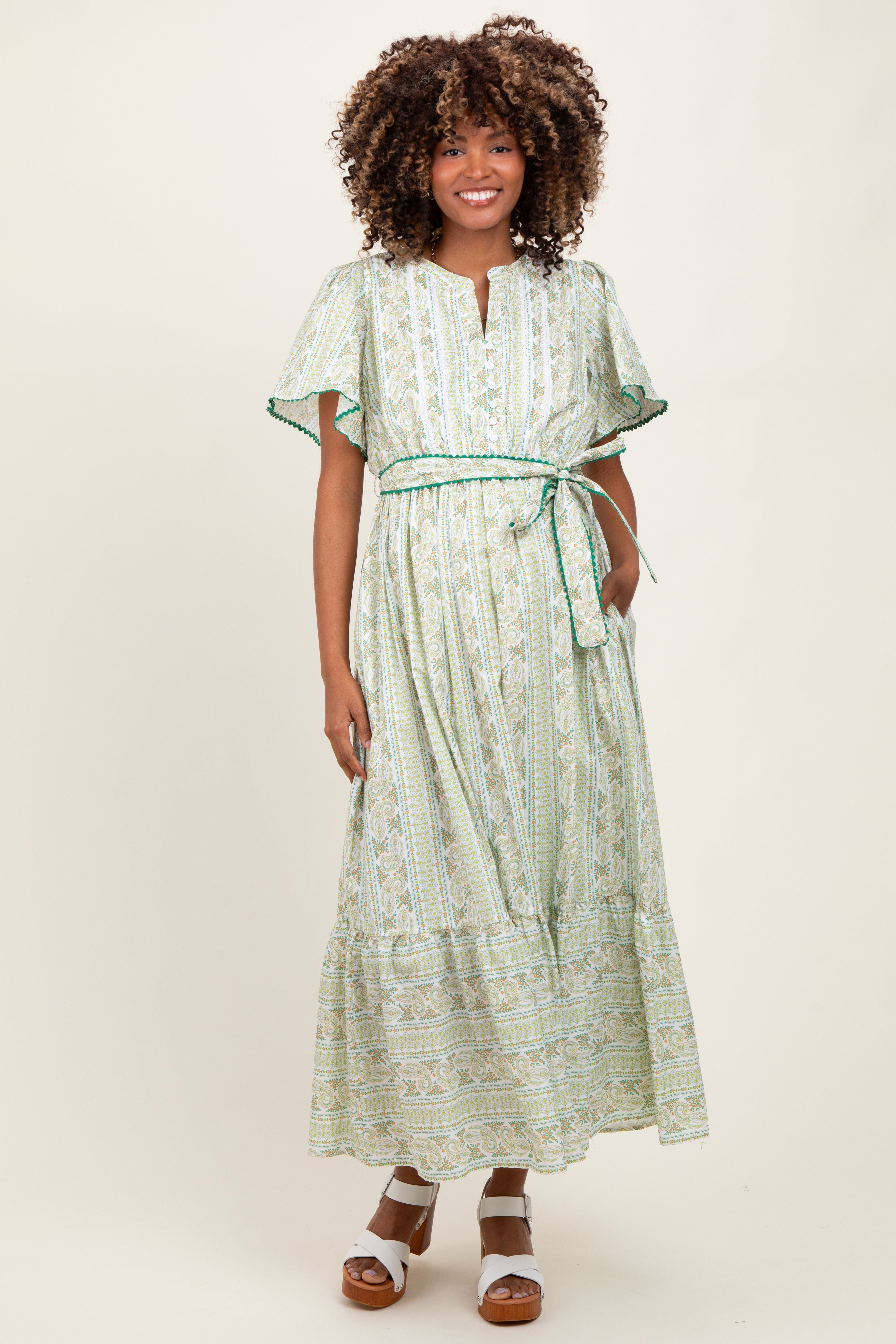 Grünes Umstandsmaxikleid mit Blumenmuster, Flügelärmeln und Taillenband