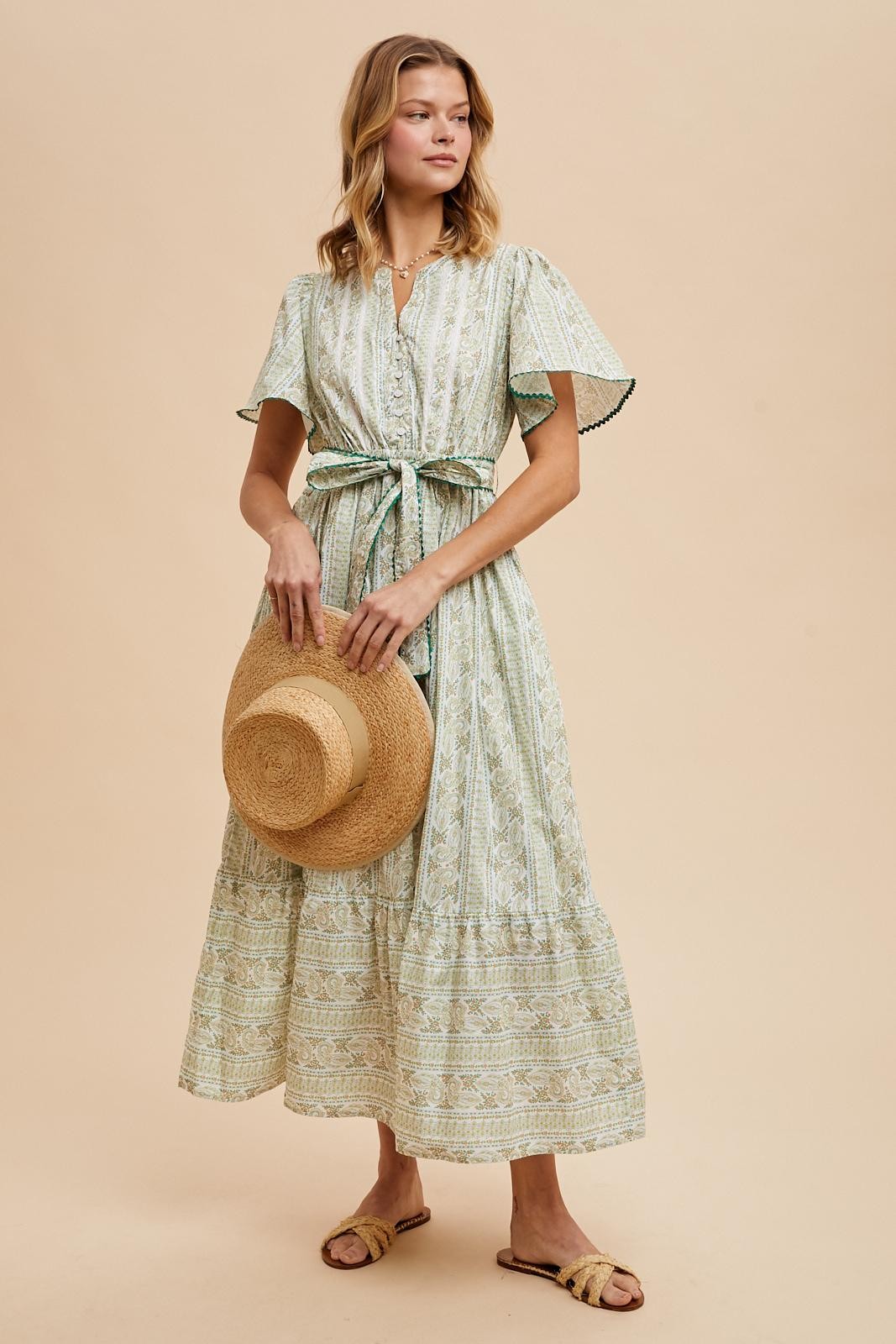 Grünes Umstandsmaxikleid mit Blumenmuster, Flügelärmeln und Taillenband