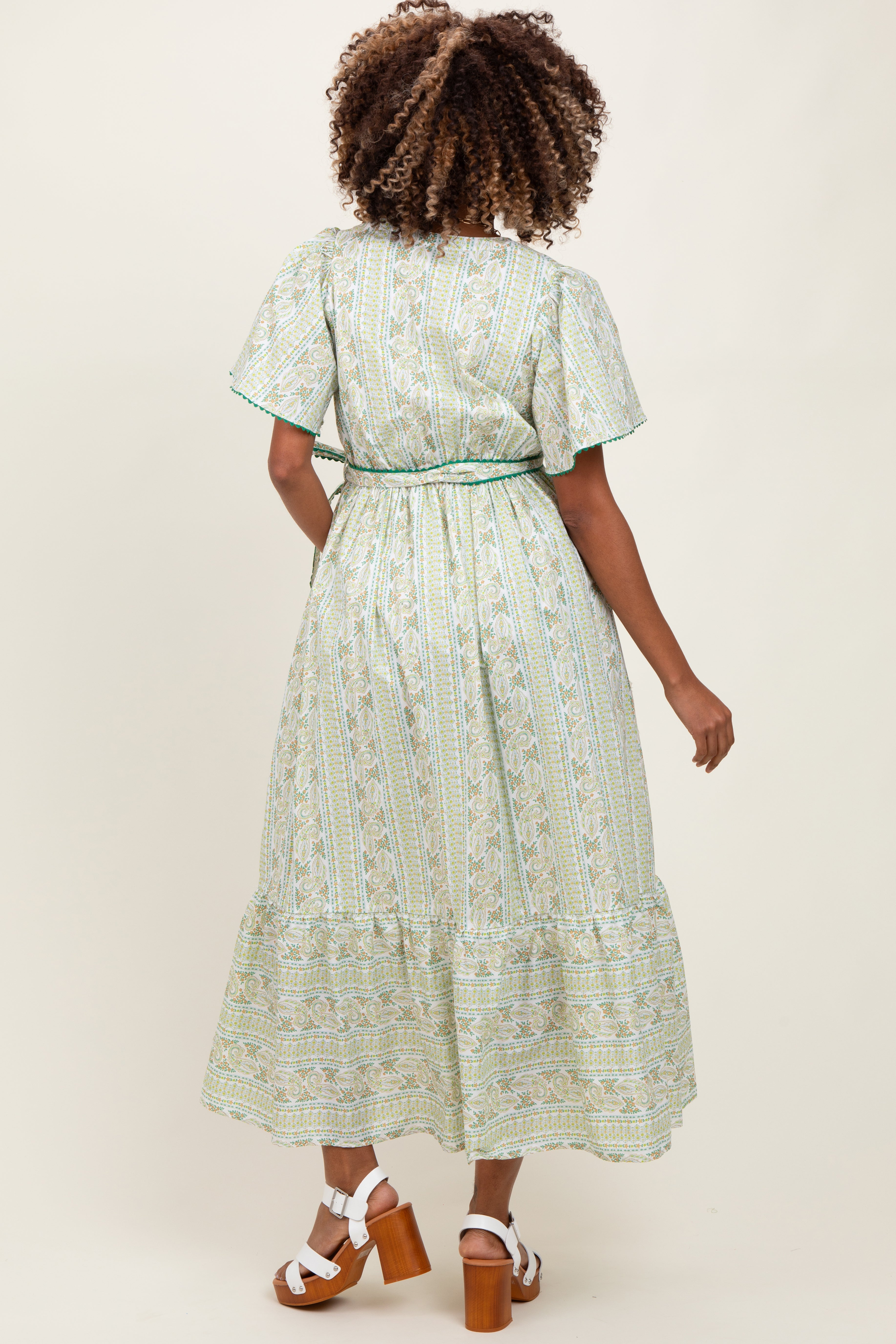 Grünes Umstandsmaxikleid mit Blumenmuster, Flügelärmeln und Taillenband