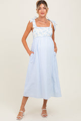 Umstands-Midikleid mit Blumenmuster, Kontraststreifen und Schulterbindung in Hellblau
