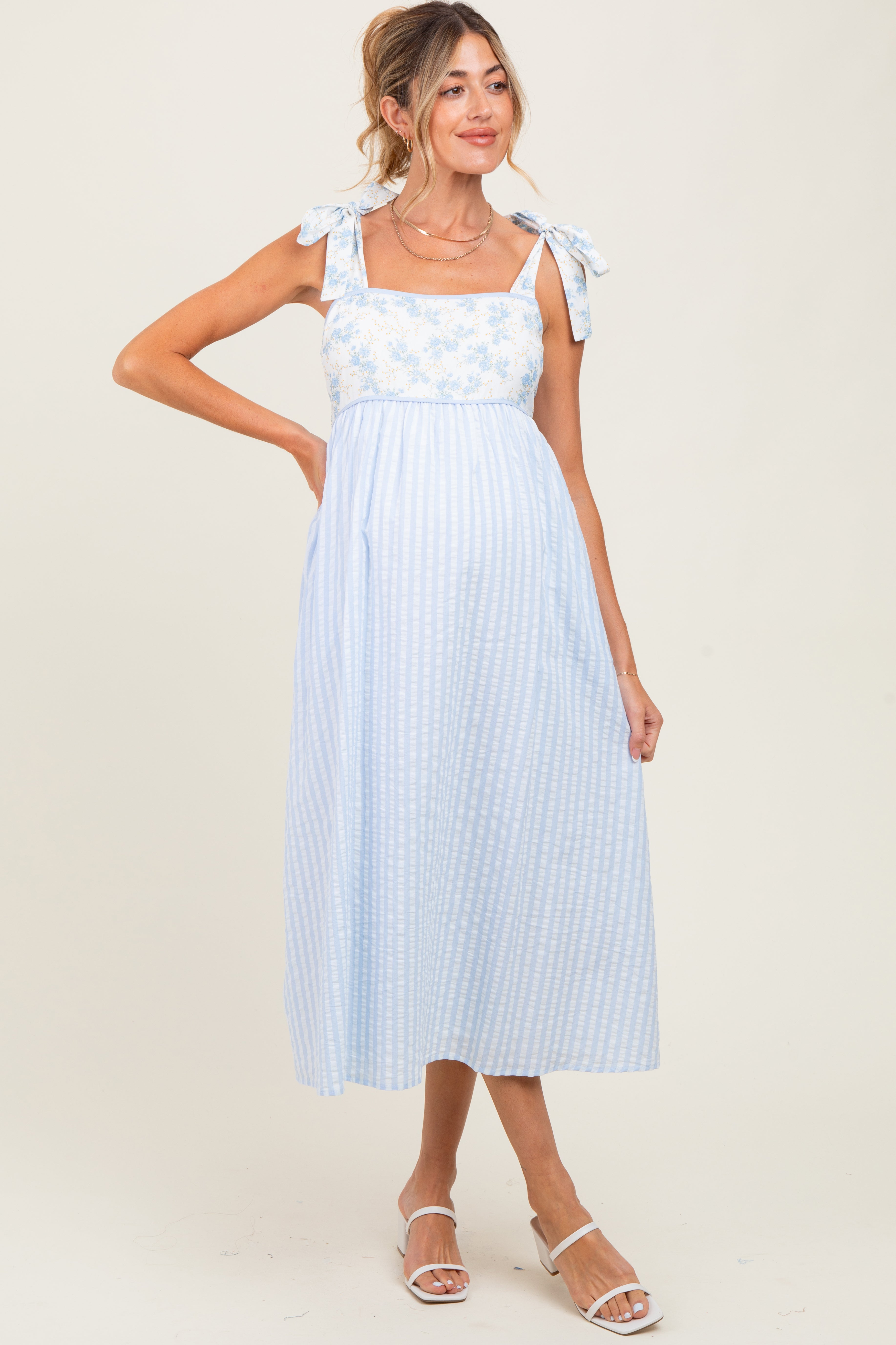 Umstands-Midikleid mit Blumenmuster, Kontraststreifen und Schulterbindung in Hellblau