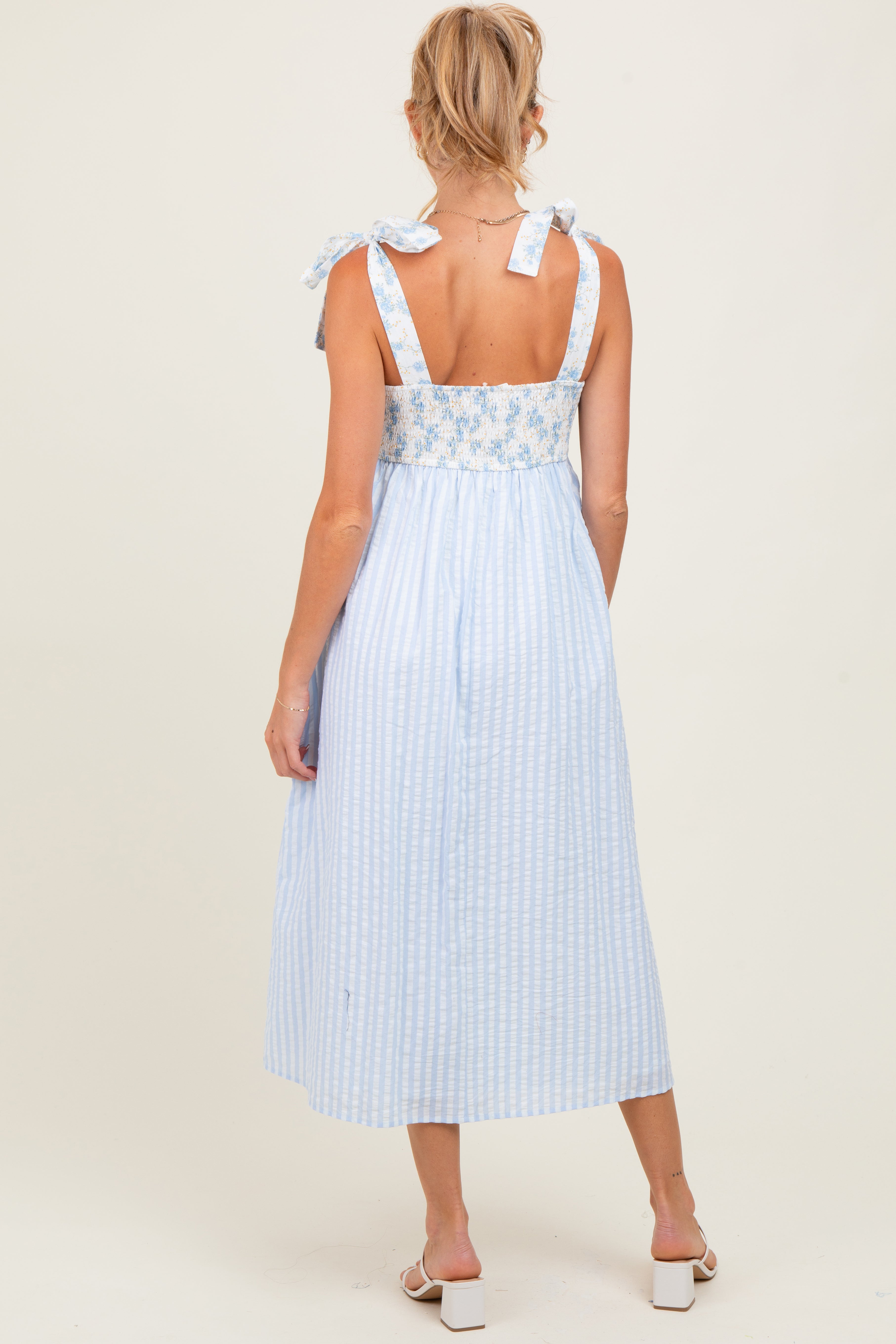 Umstands-Midikleid mit Blumenmuster, Kontraststreifen und Schulterbindung in Hellblau