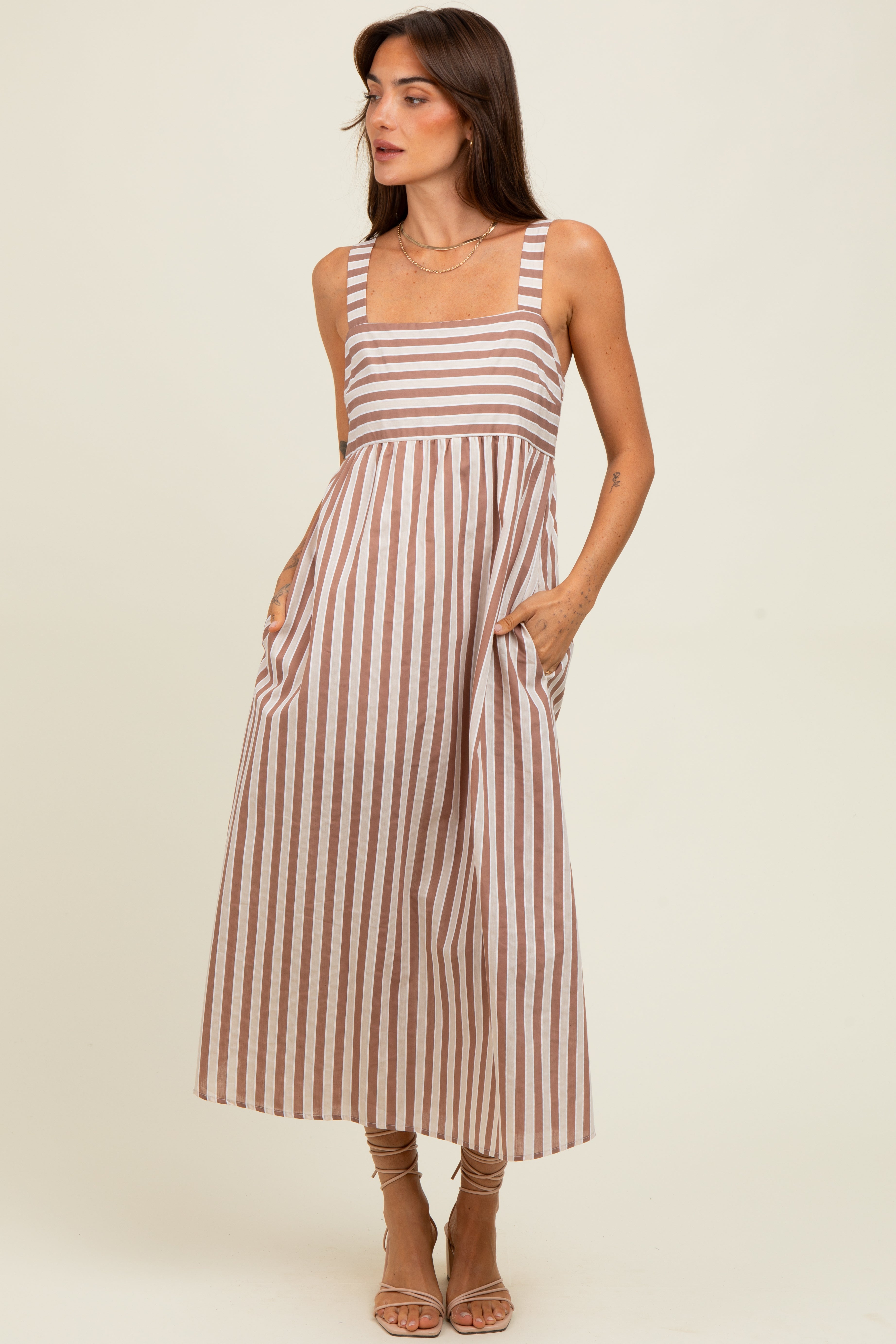 Ärmelloses gestreiftes Umstands-Midikleid in Mokka