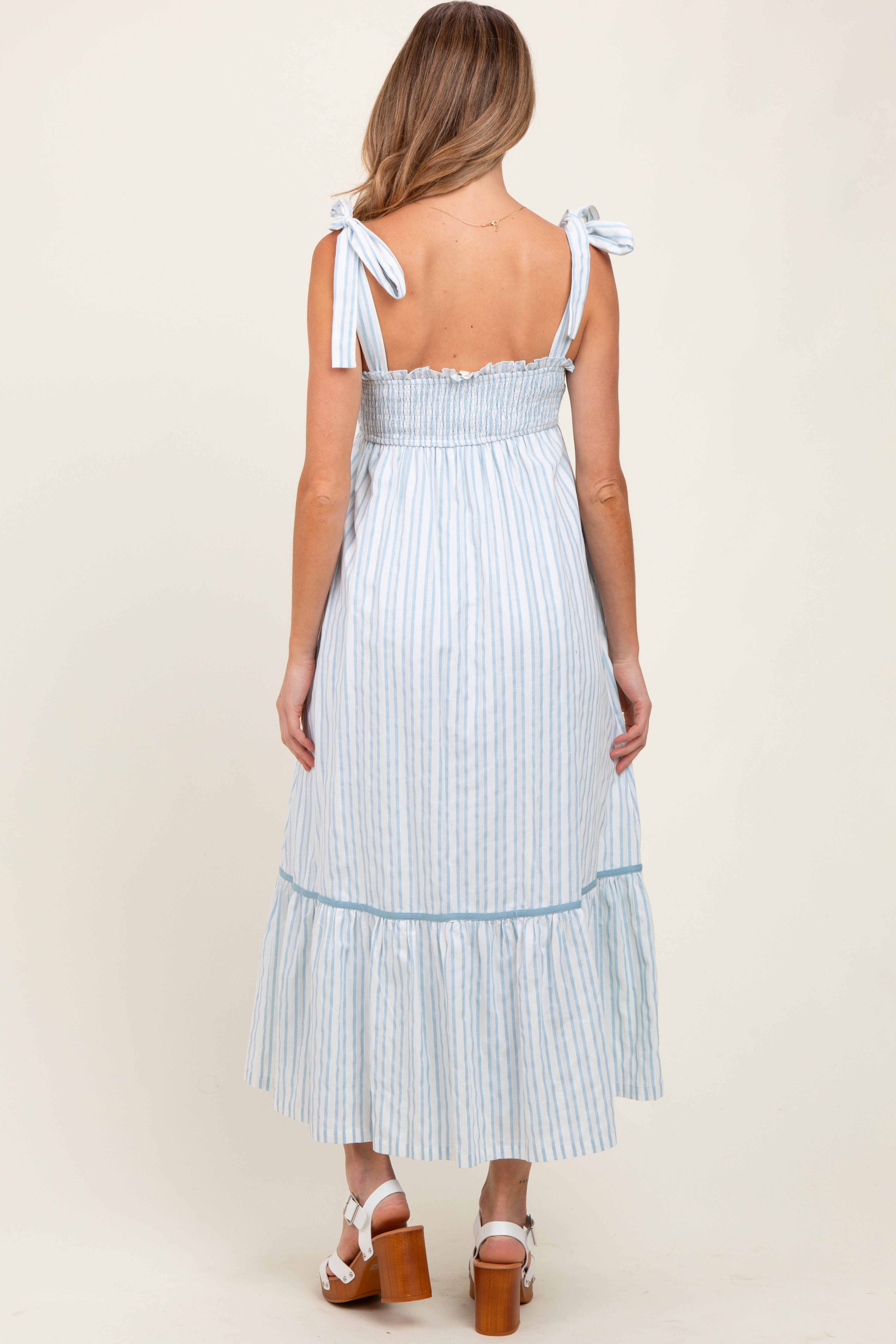 Elfenbeinfarbenes gestreiftes Umstandsmaxikleid mit Schleifenband