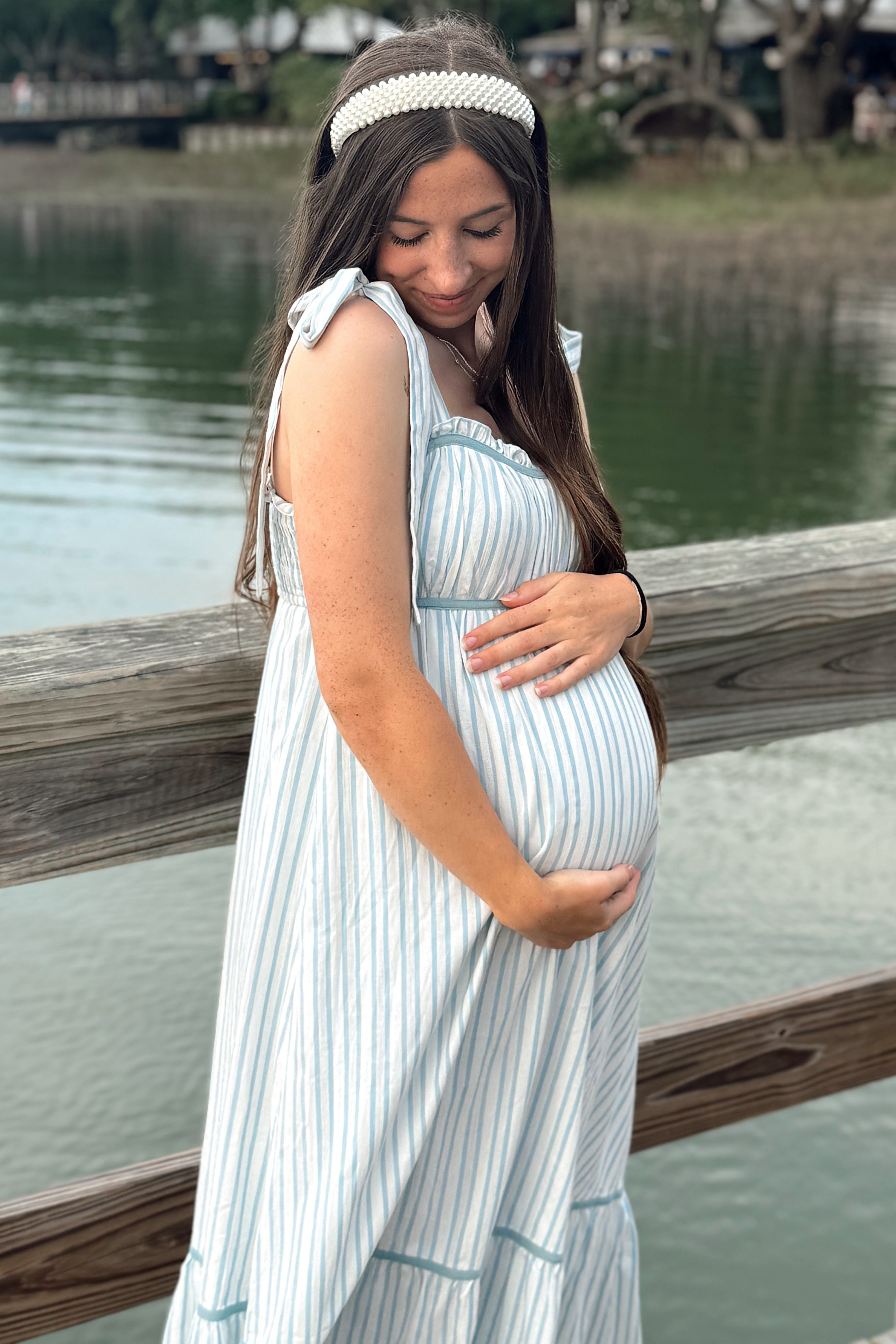 Elfenbeinfarbenes gestreiftes Umstandsmaxikleid mit Schleifenband