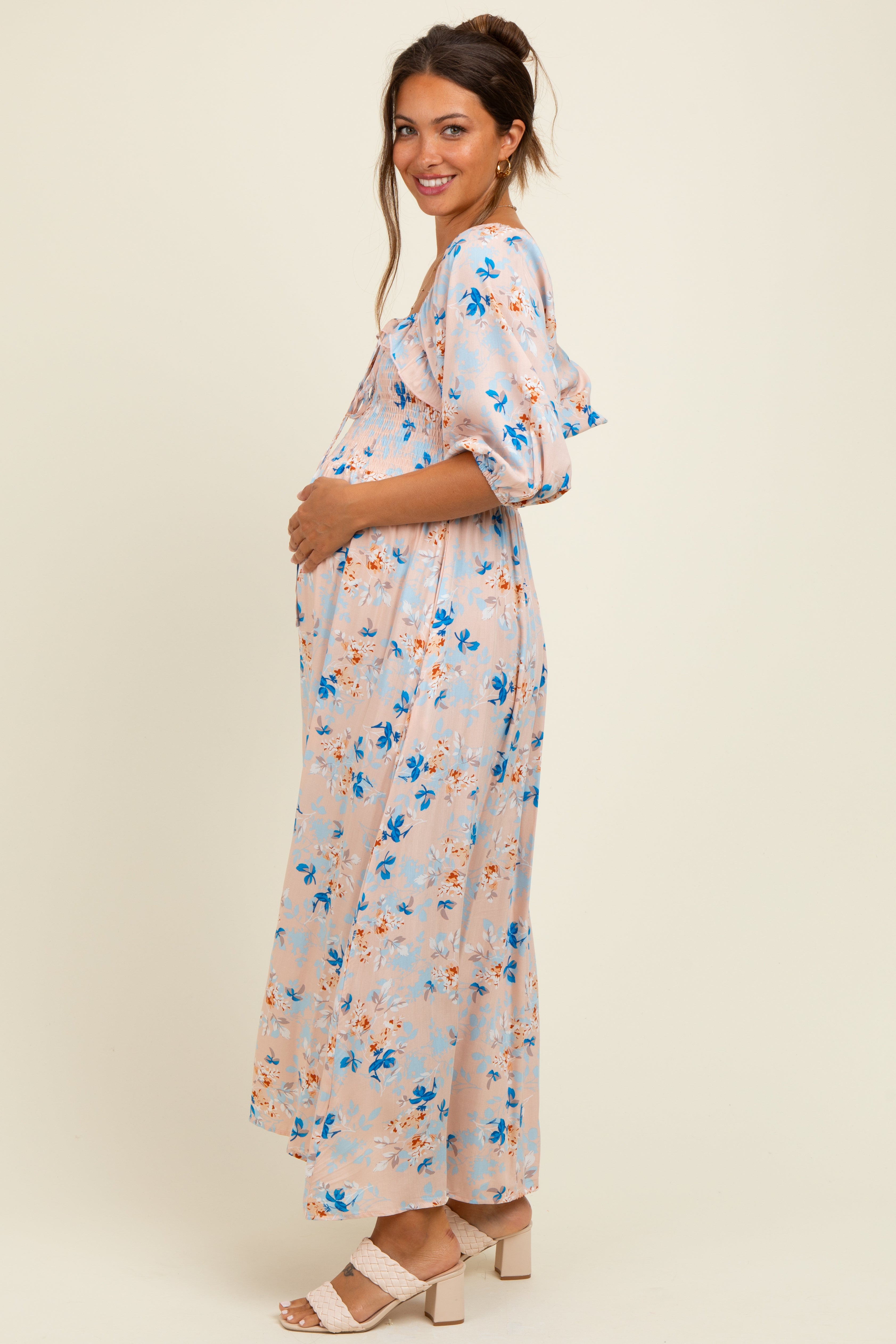 Umstands-Maxikleid mit Blumenmuster, Smok-Bund und Bindeband