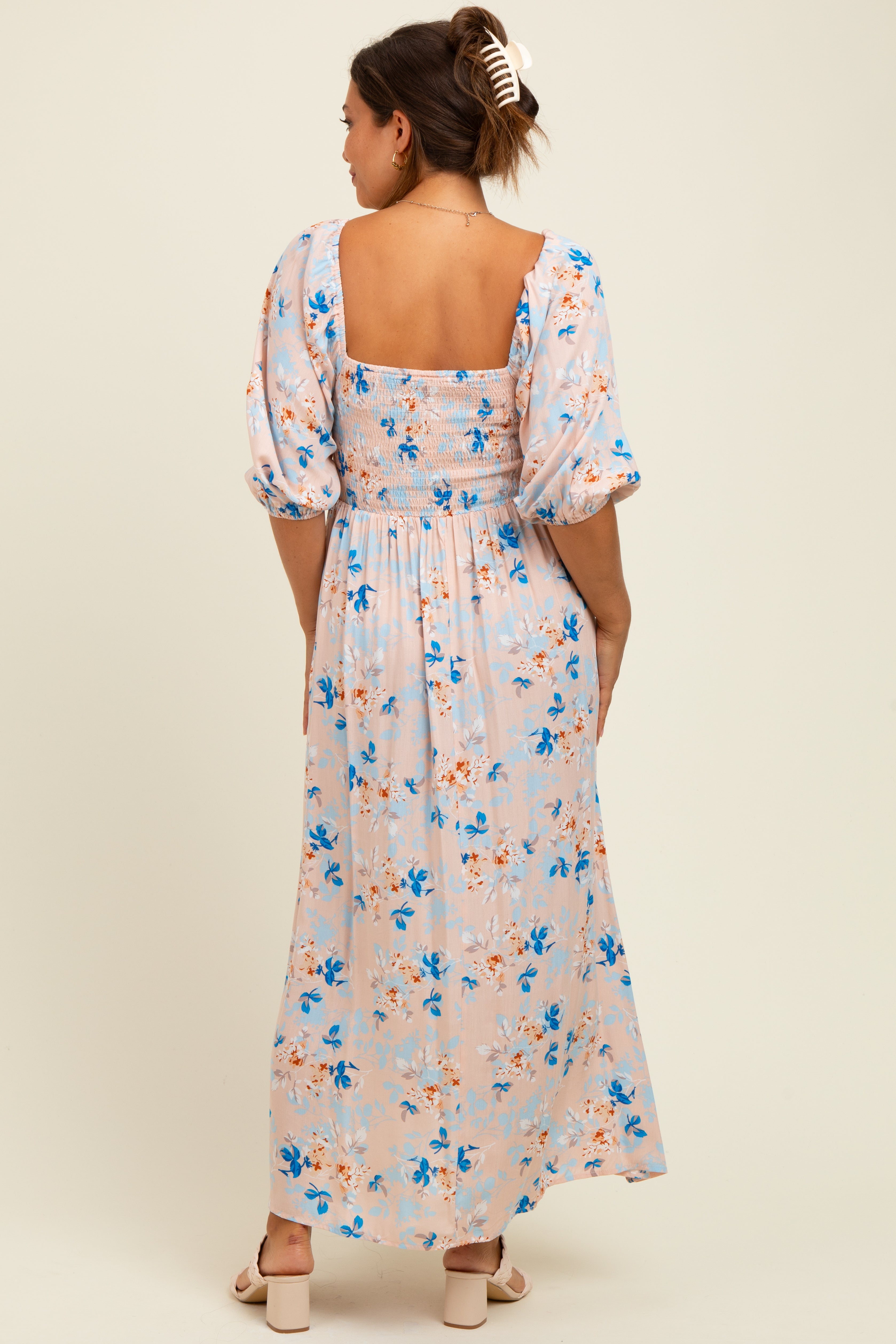 Umstands-Maxikleid mit Blumenmuster, Smok-Bund und Bindeband