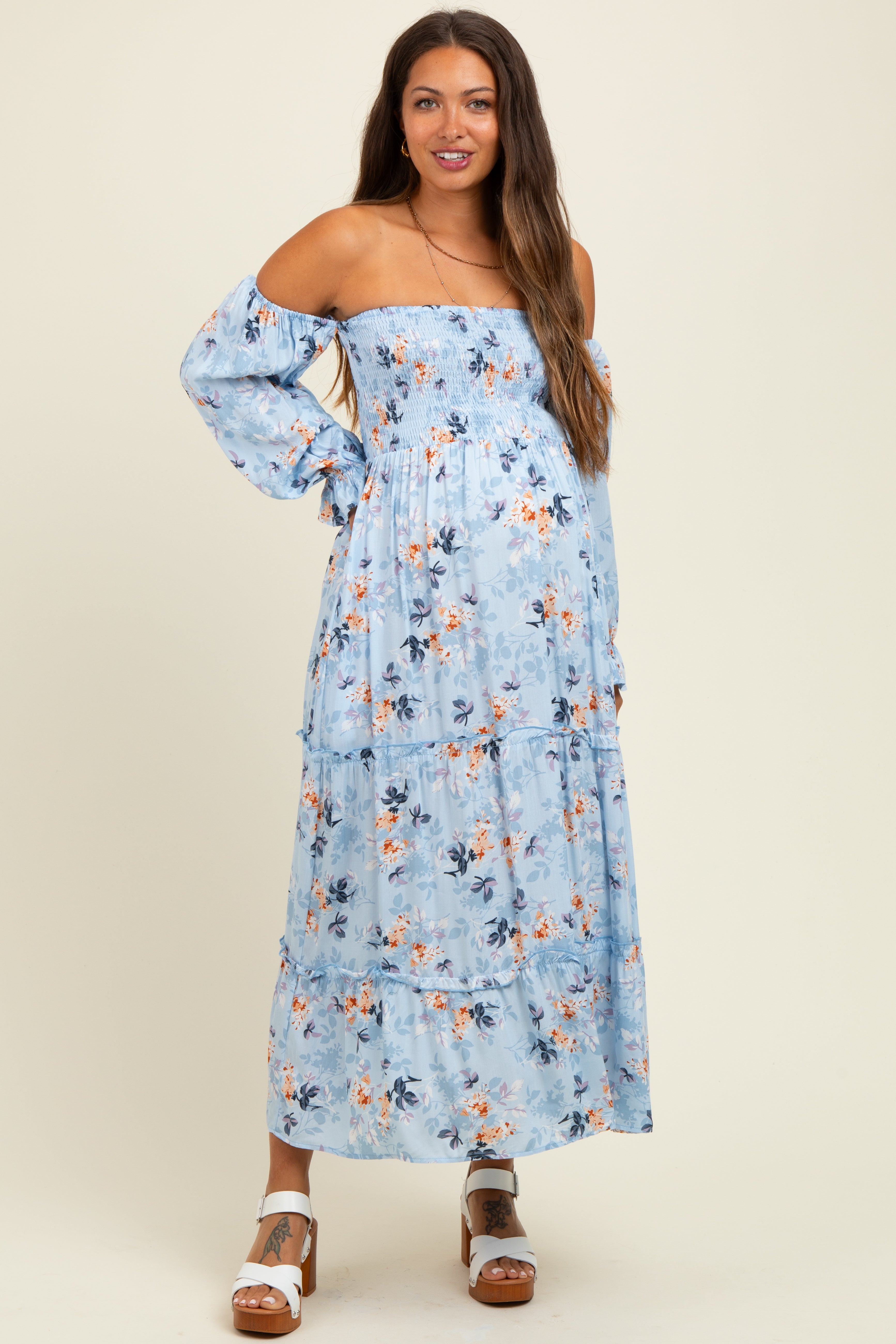 Hellblaues schulterfreies Umstands-Maxikleid mit Blumenmuster und langen Ärmeln