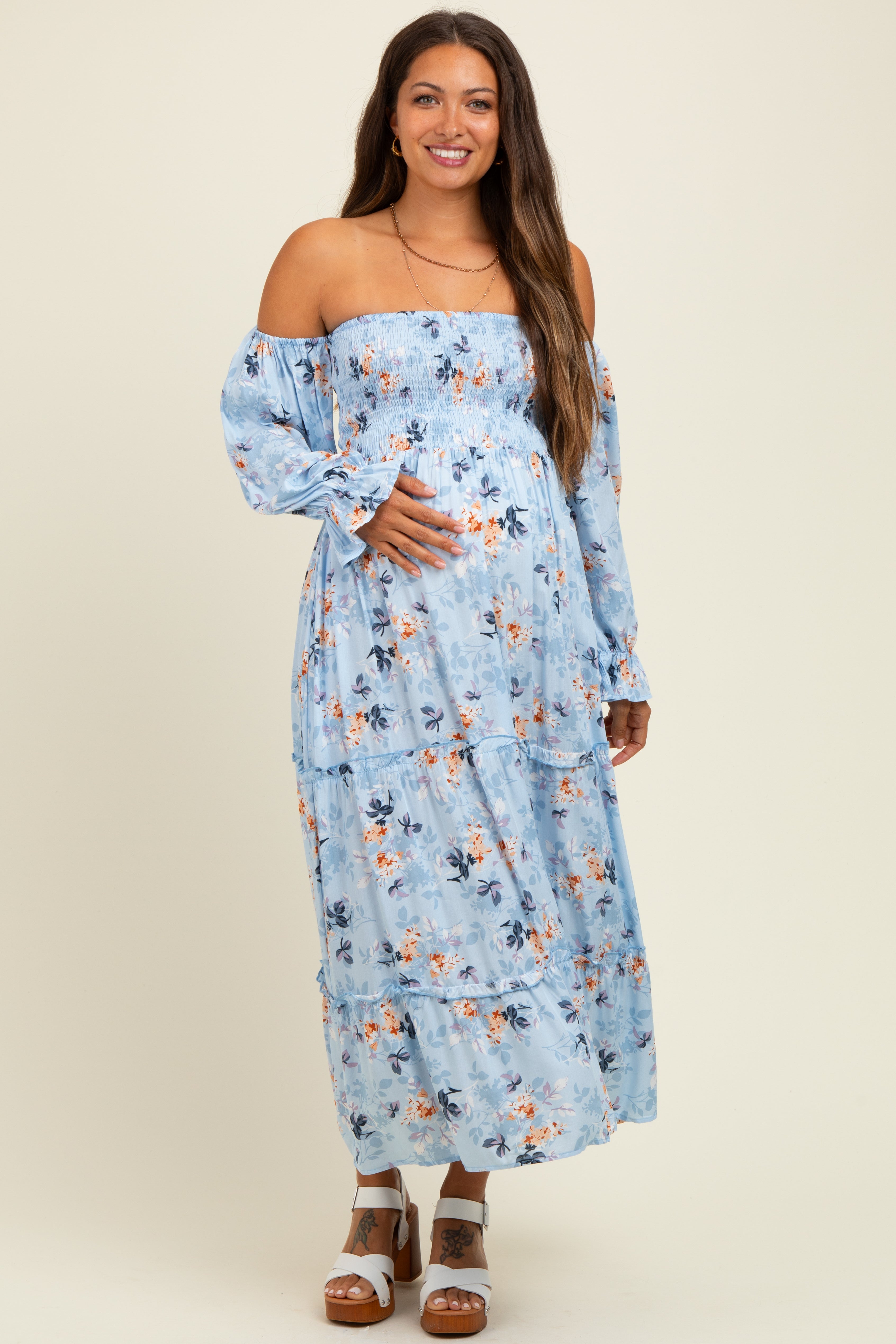 Hellblaues schulterfreies Umstands-Maxikleid mit Blumenmuster und langen Ärmeln