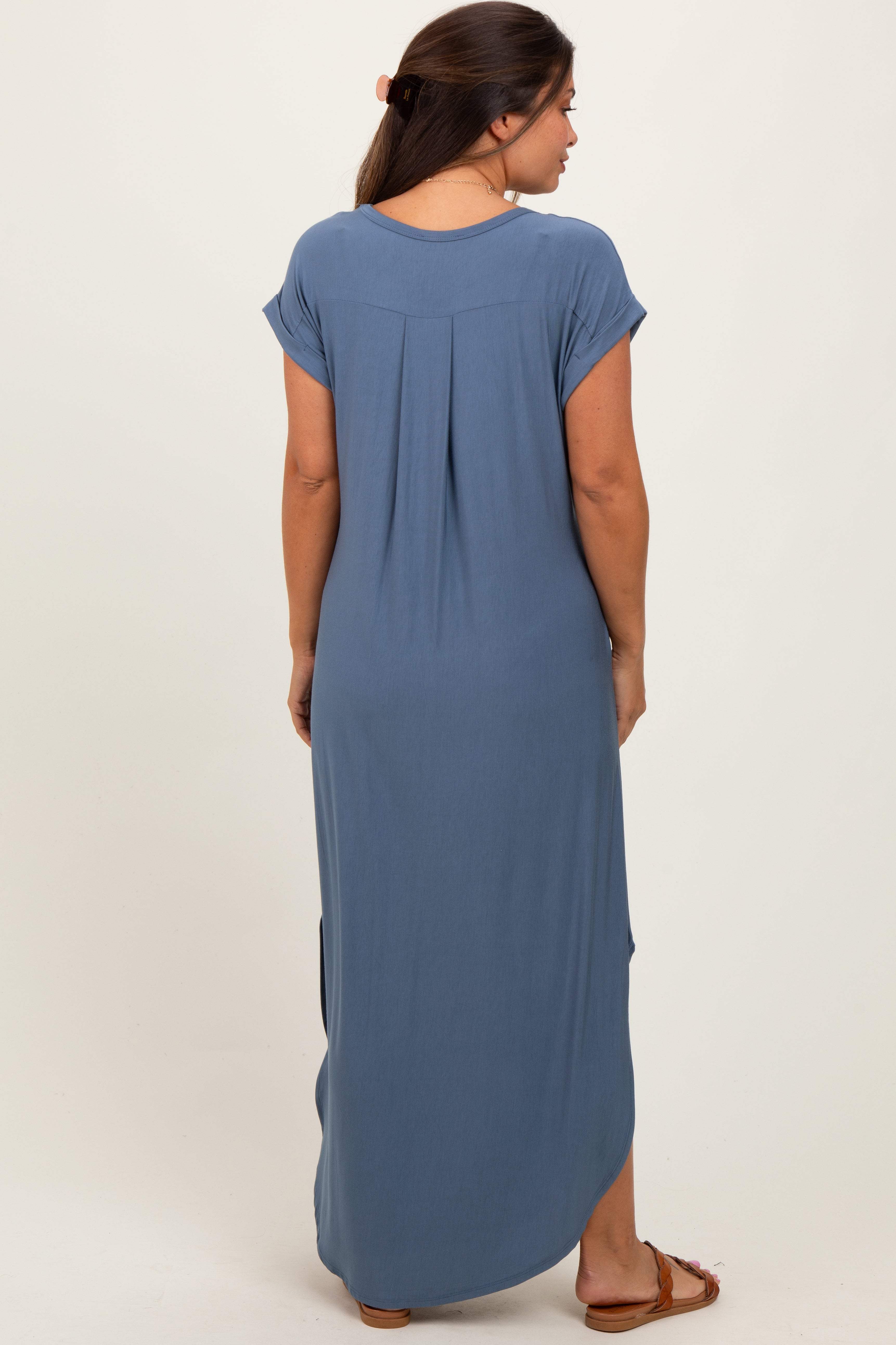 Blaues Umstands-Maxikleid mit abgerundetem Saum und Seitenschlitz