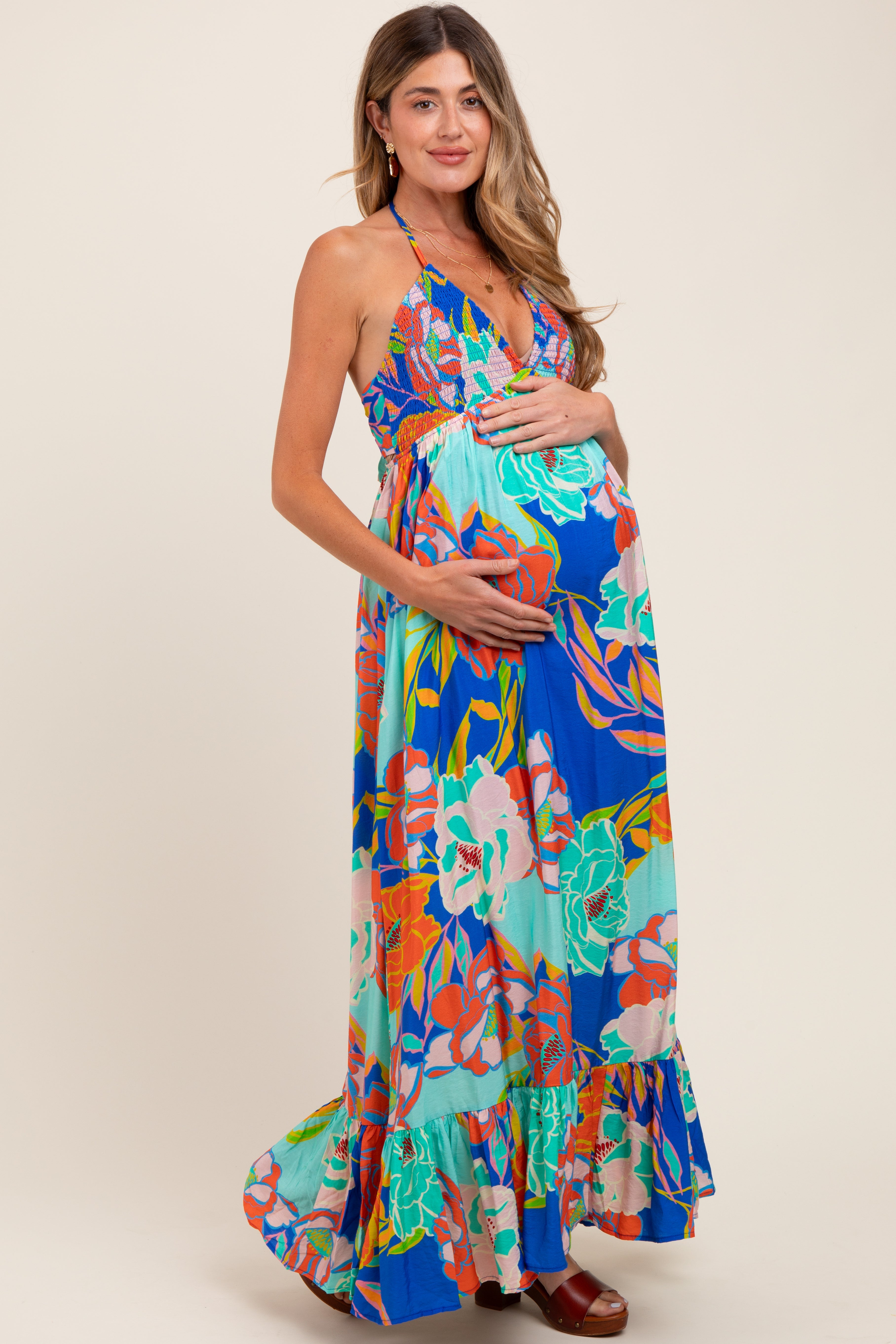 Umstands-Maxikleid in Königsblau mit Blumenmuster, Neckholder, Cut-out und Rückenbindung