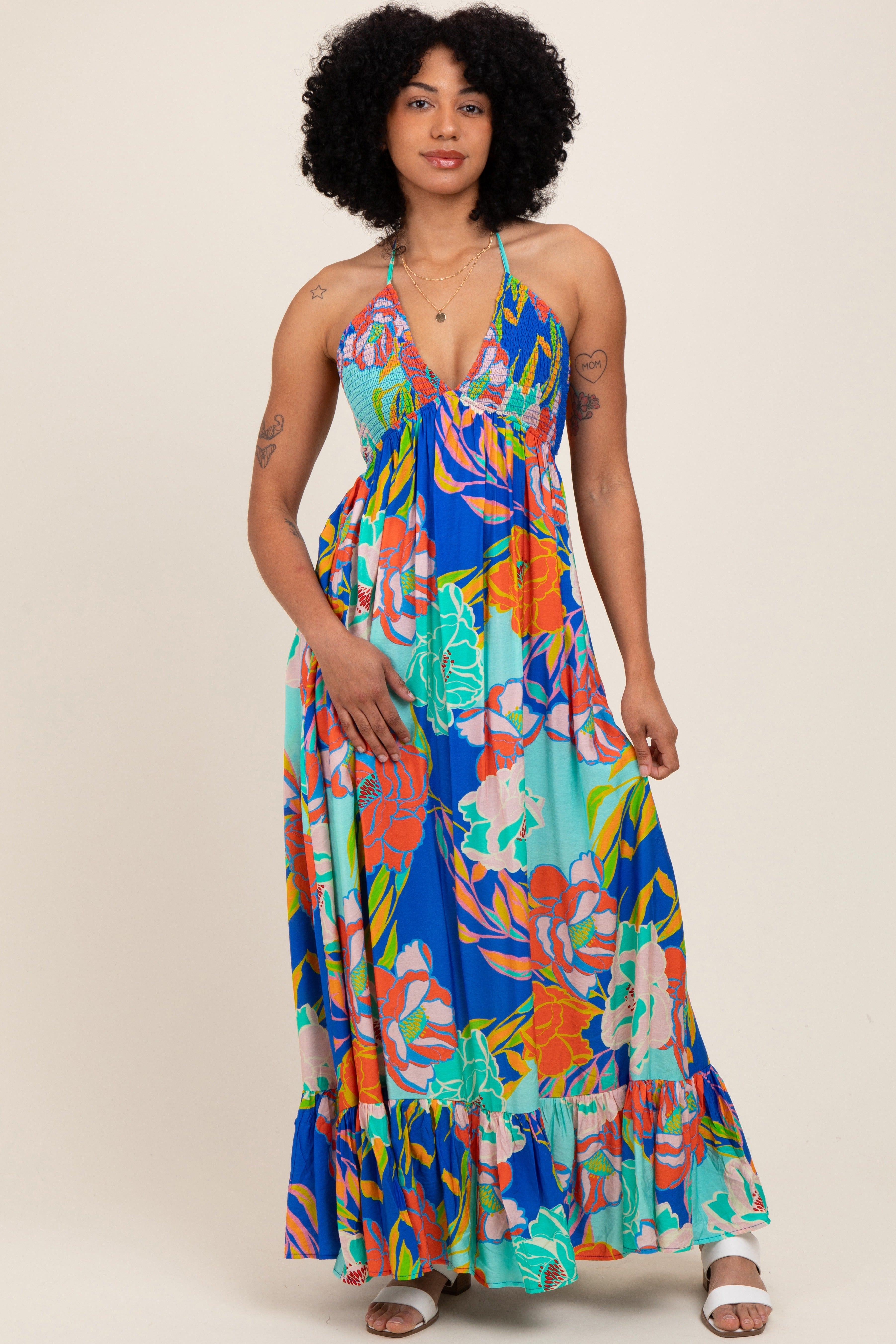Umstands-Maxikleid in Königsblau mit Blumenmuster, Neckholder, Cut-out und Rückenbindung