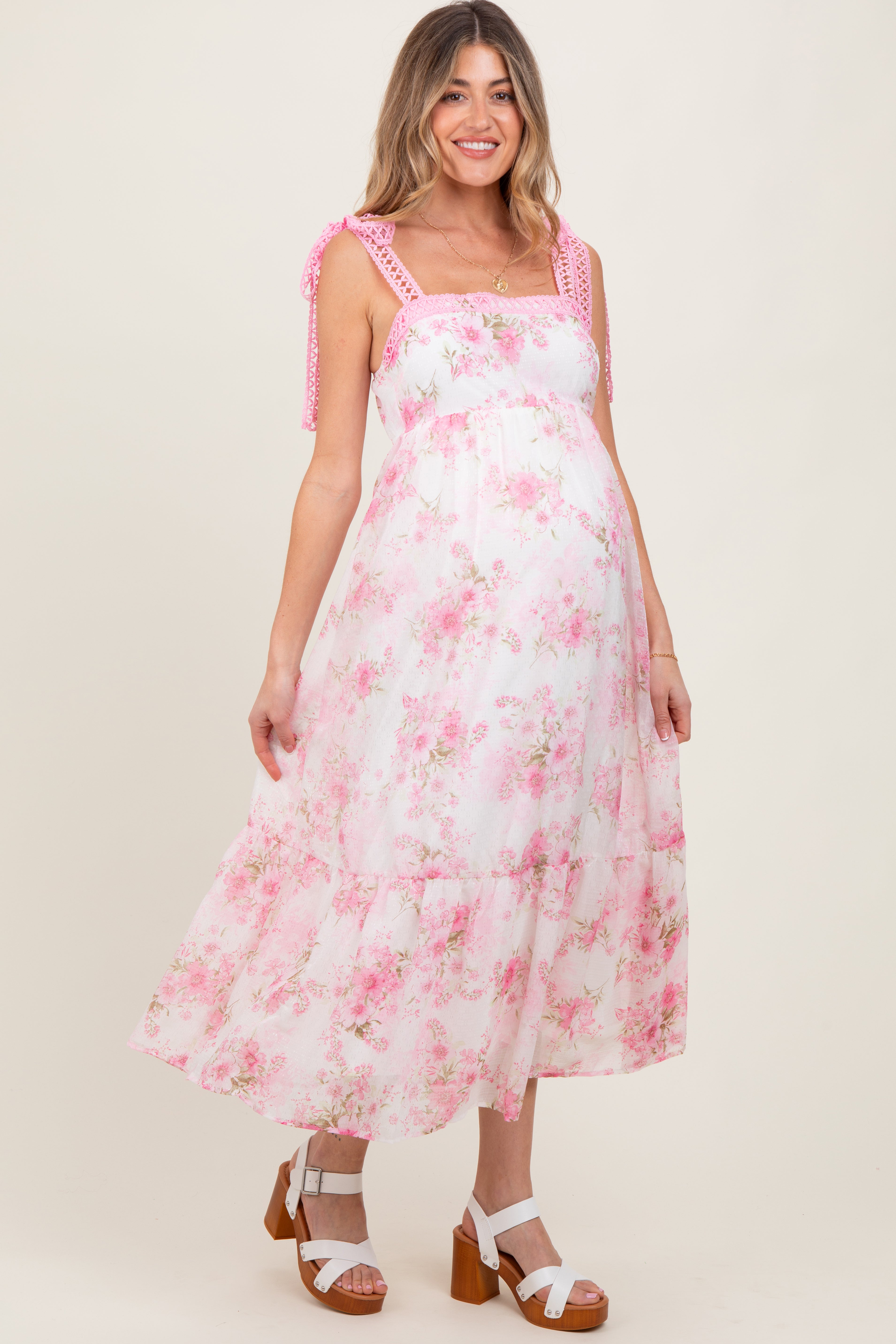 Umstands-Midikleid aus Chiffon mit Blumenmuster, Spitzendetail und Schulterbindung in Rosa