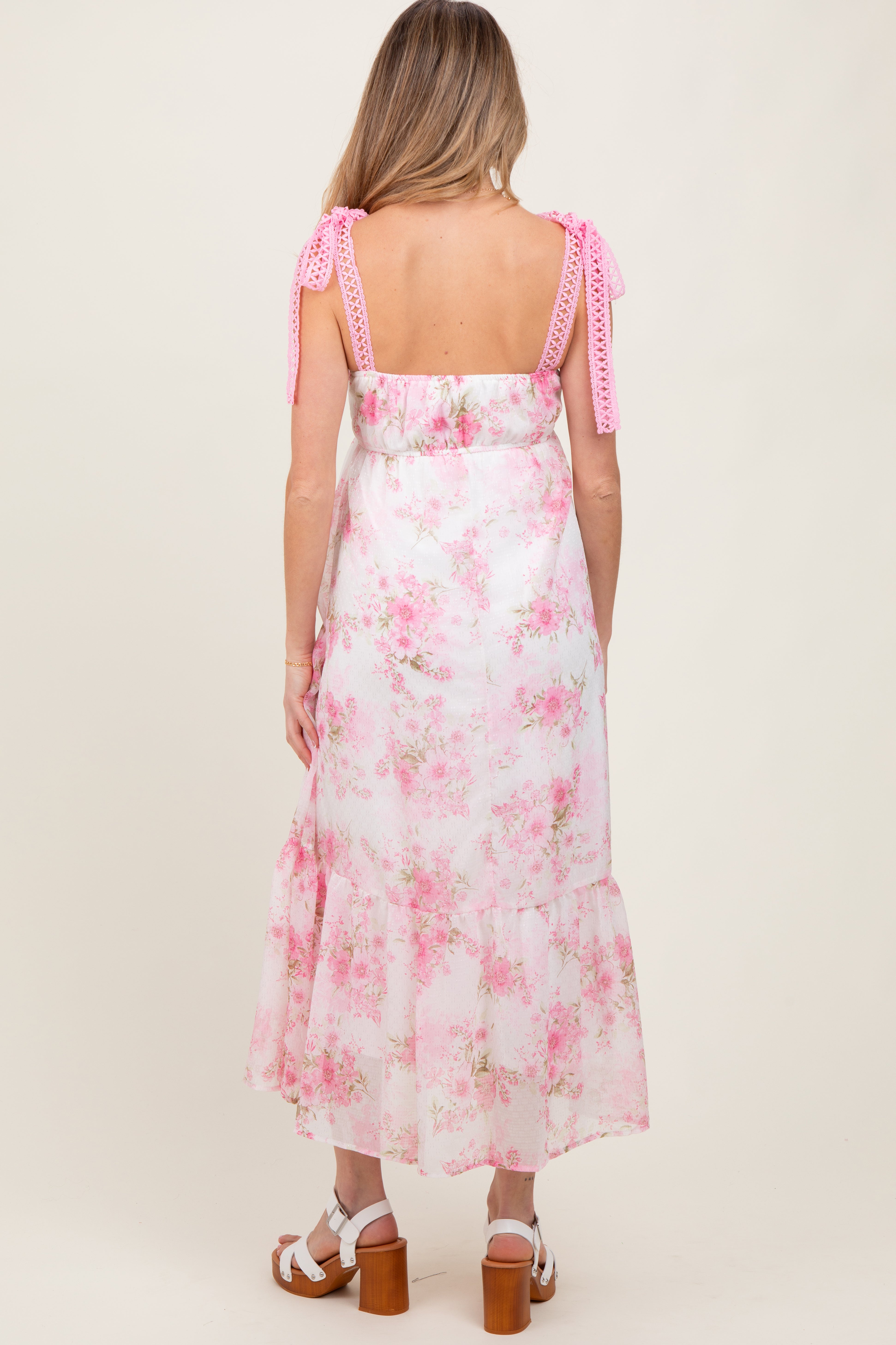 Umstands-Midikleid aus Chiffon mit Blumenmuster, Spitzendetail und Schulterbindung in Rosa