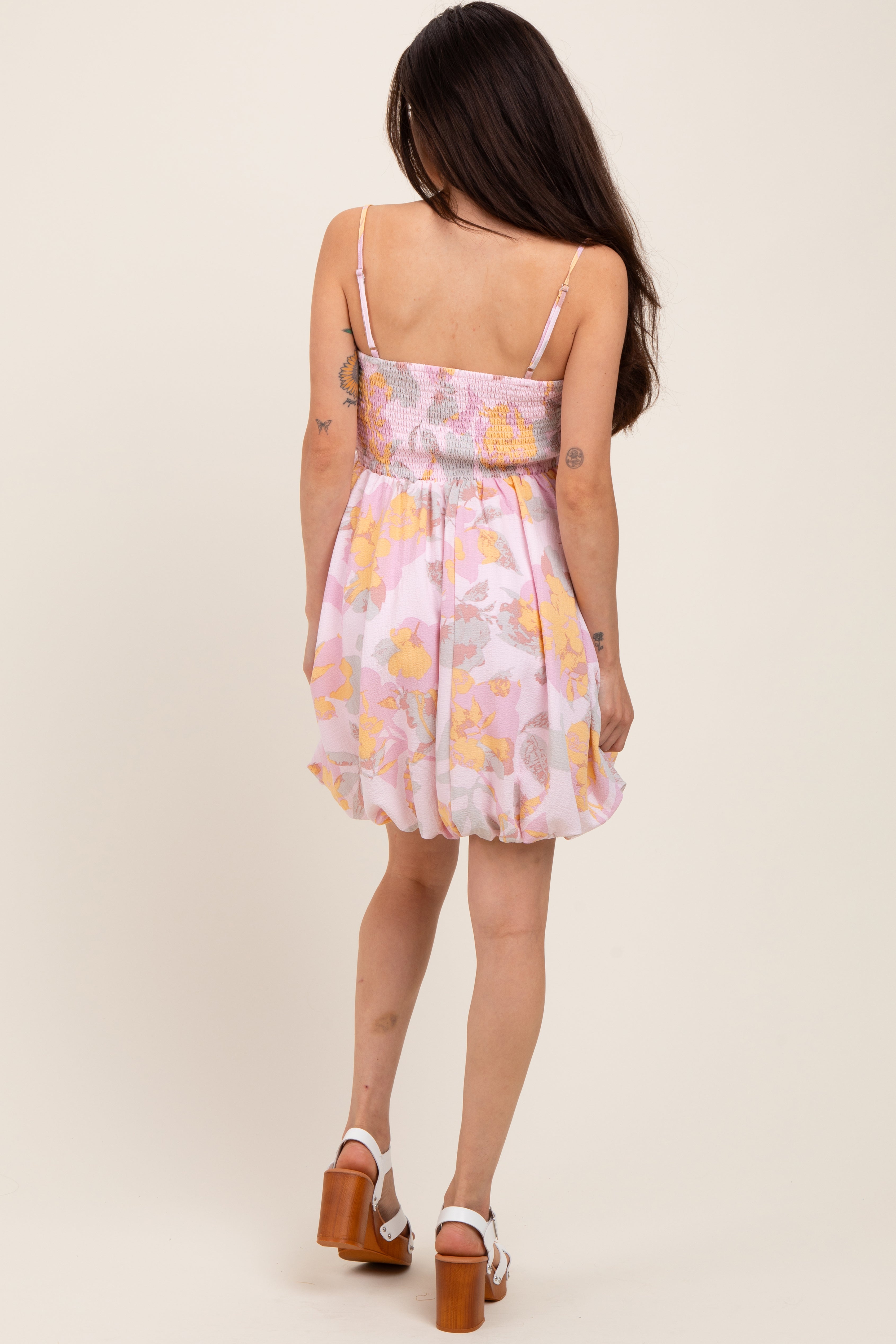 Zartrosa Umstands-Minikleid mit Blumenmuster und Bindeband vorne