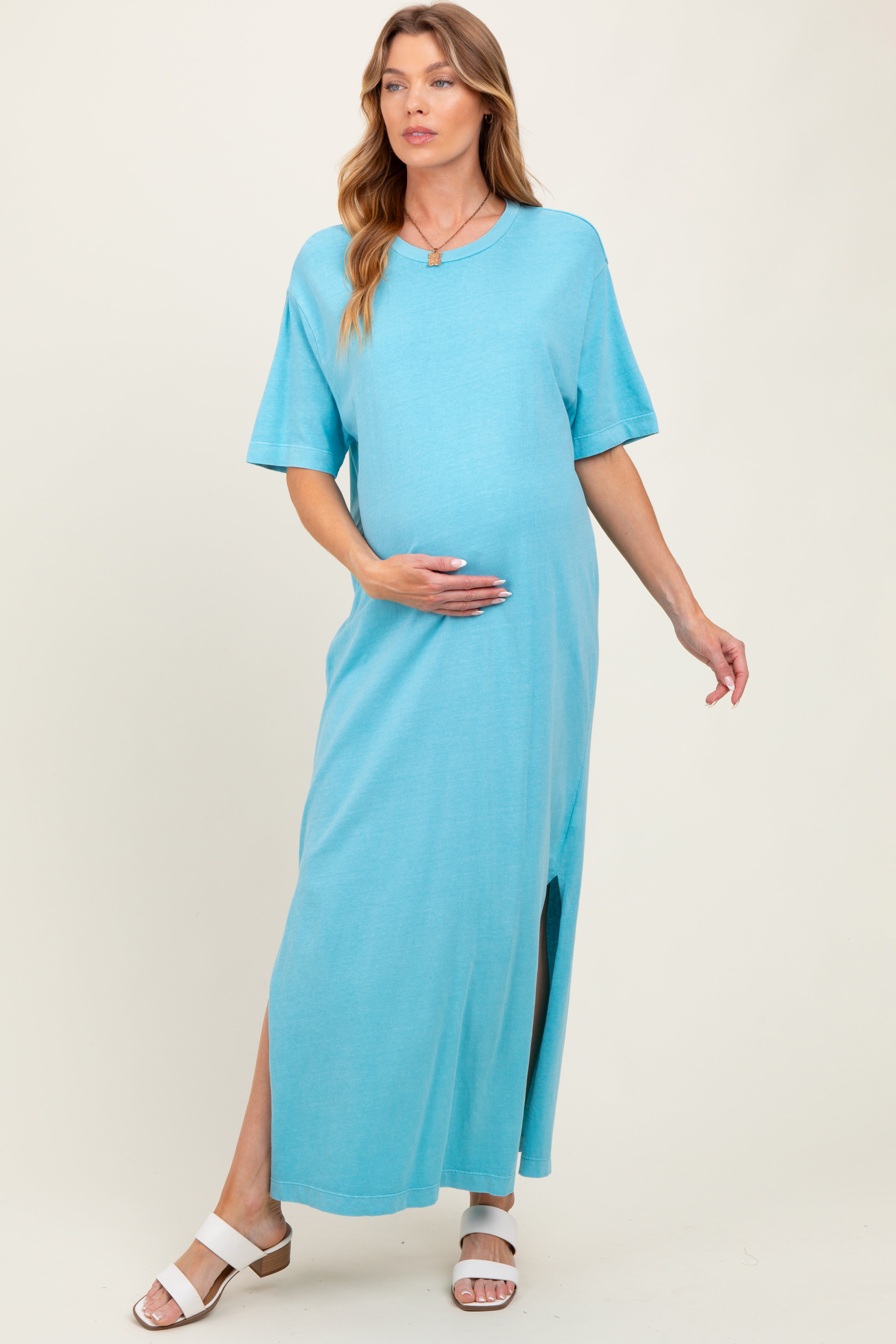 Aquafarbenes Umstands-Maxikleid aus Strick im T-Shirt-Stil mit kurzen Ärmeln