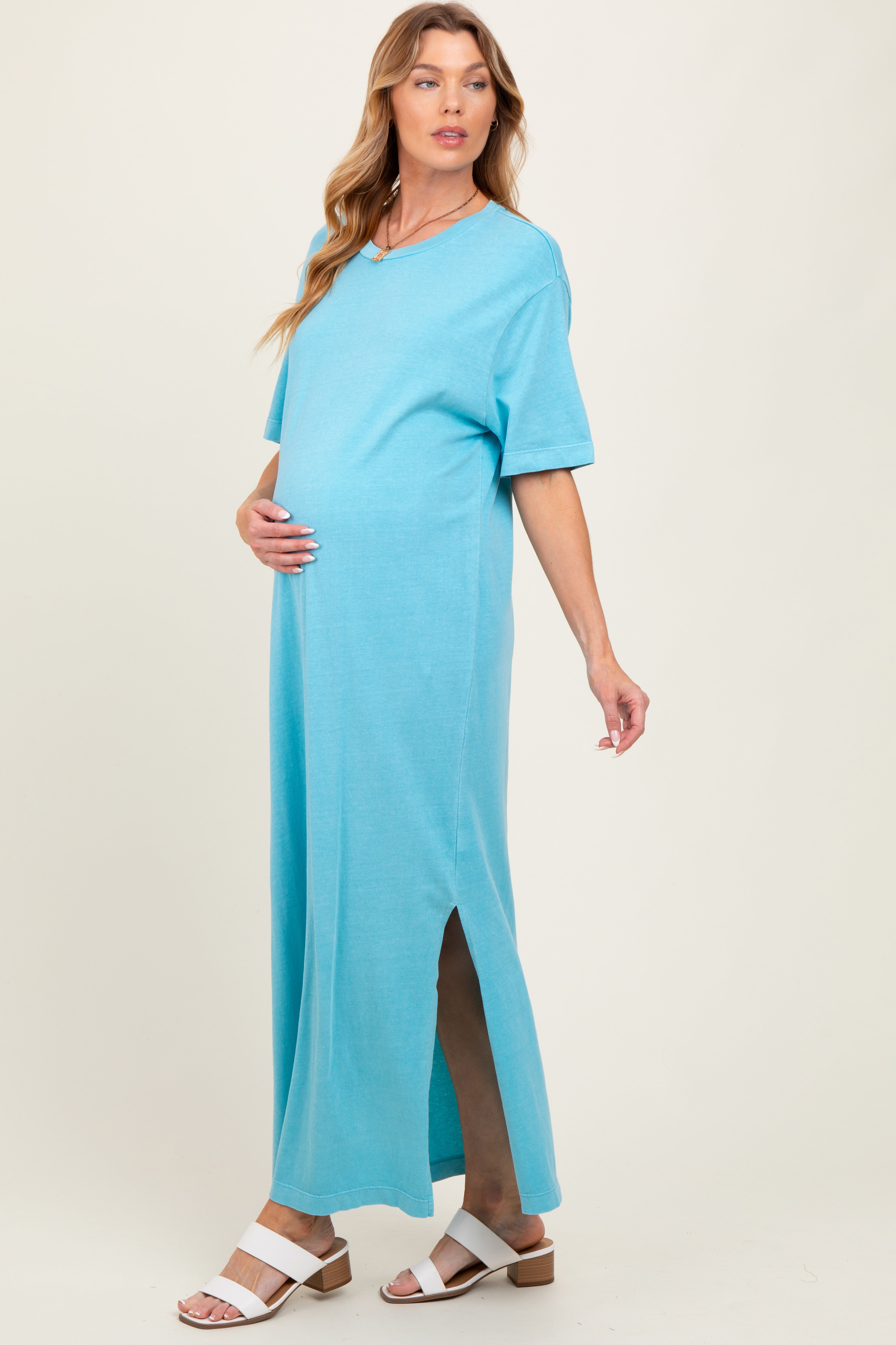 Aquafarbenes Umstands-Maxikleid aus Strick im T-Shirt-Stil mit kurzen Ärmeln