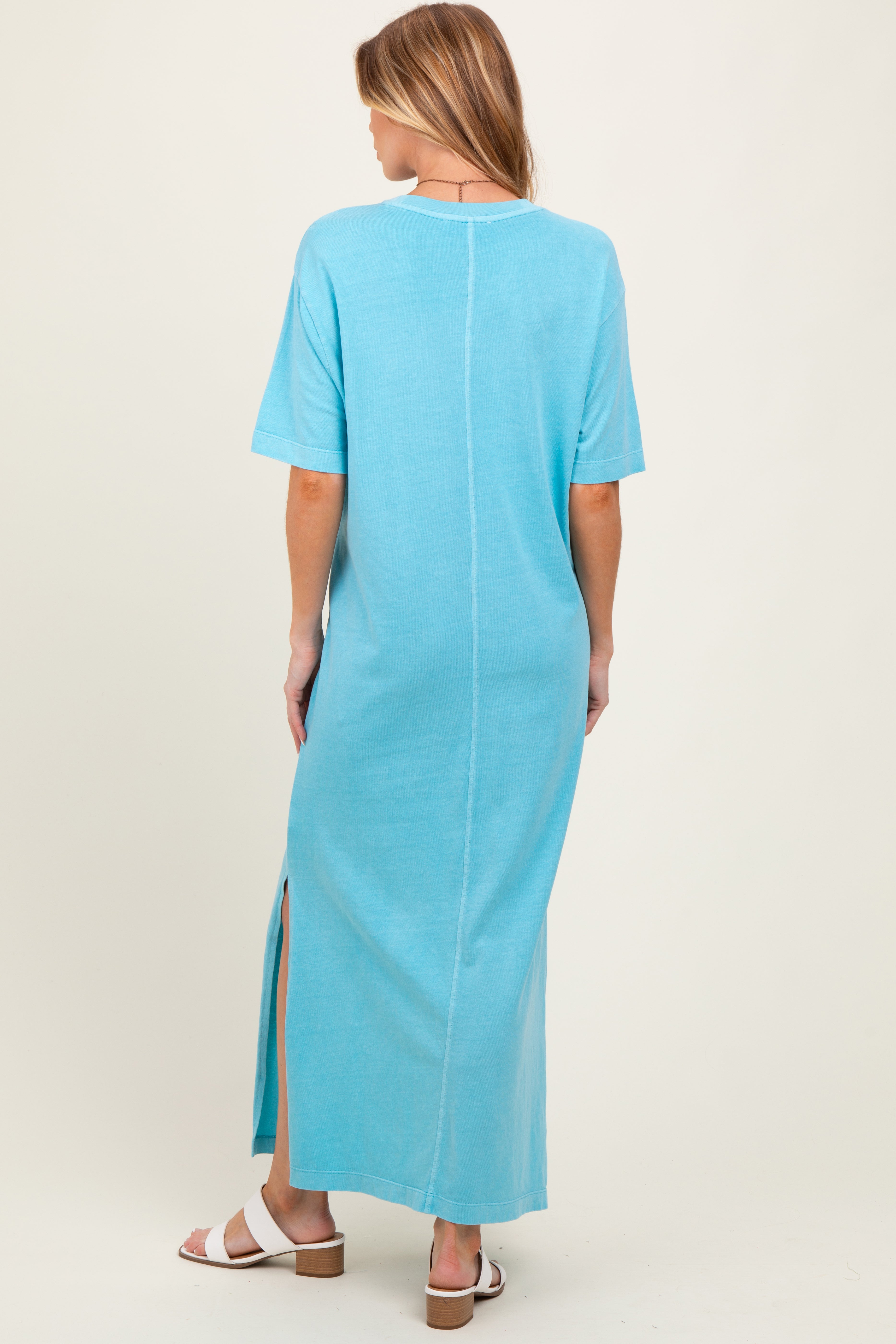 Aquafarbenes Umstands-Maxikleid aus Strick im T-Shirt-Stil mit kurzen Ärmeln