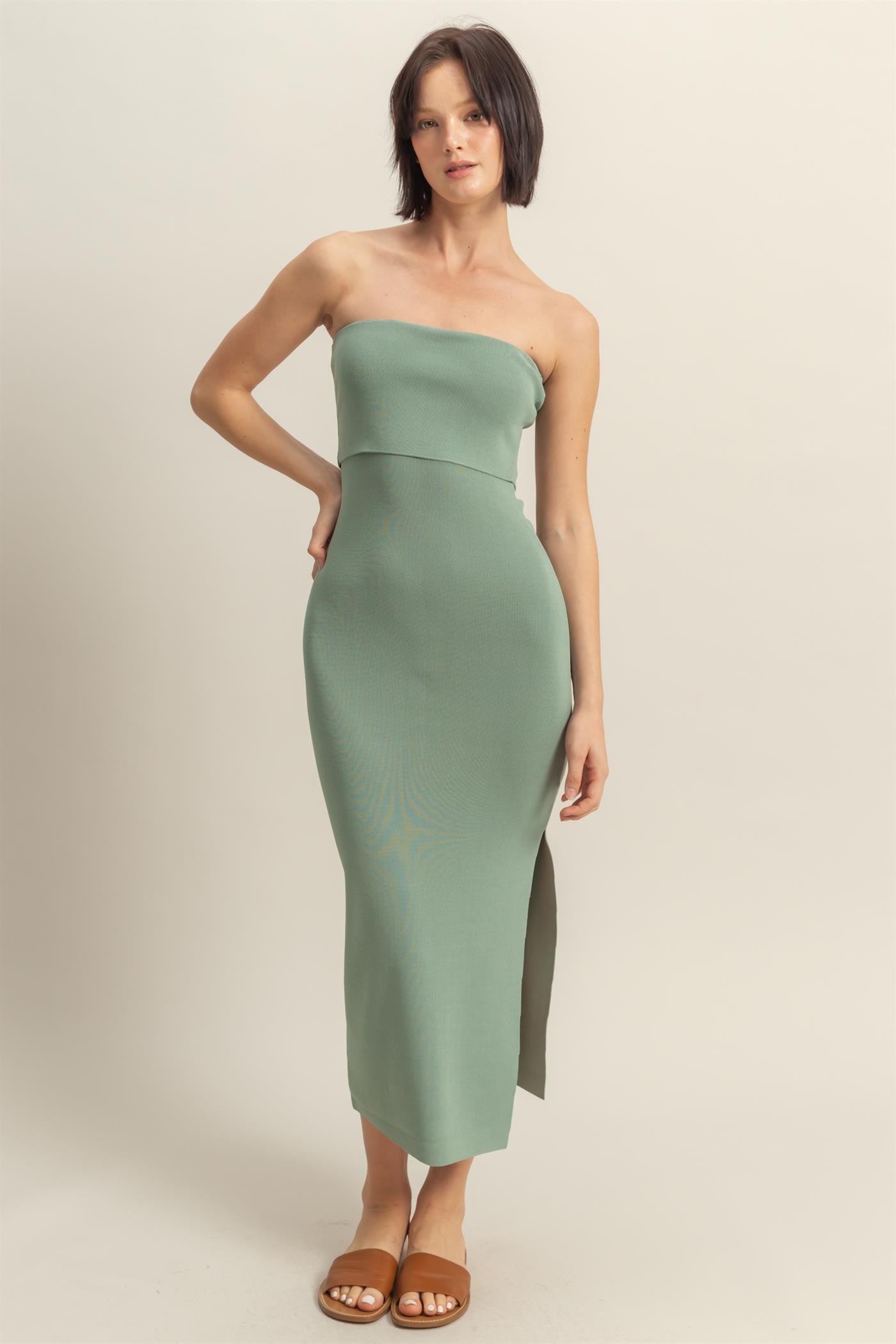 Trägerloses, figurbetontes Umstands-Maxikleid in Salbeigrün