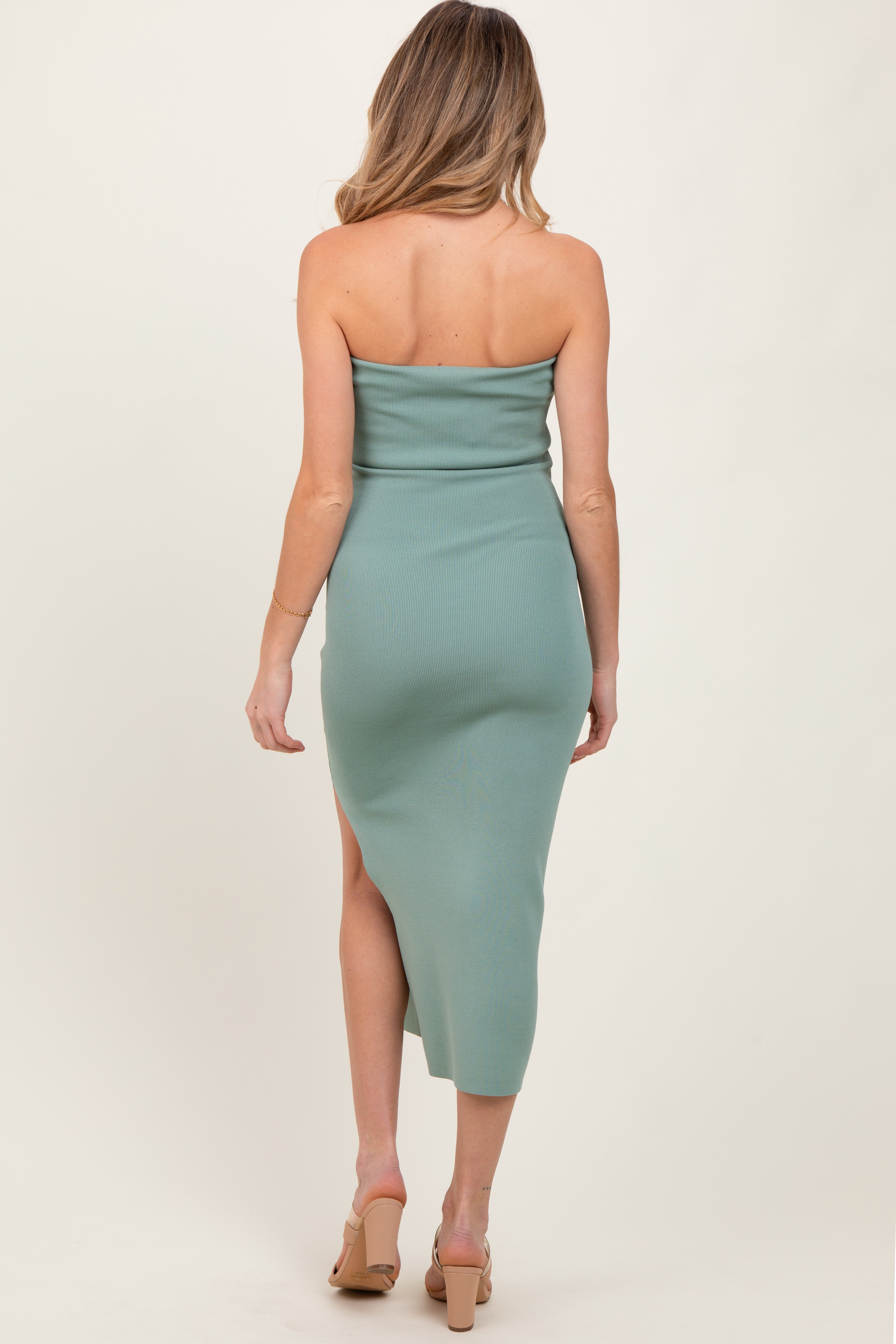 Trägerloses, figurbetontes Umstands-Maxikleid in Salbeigrün