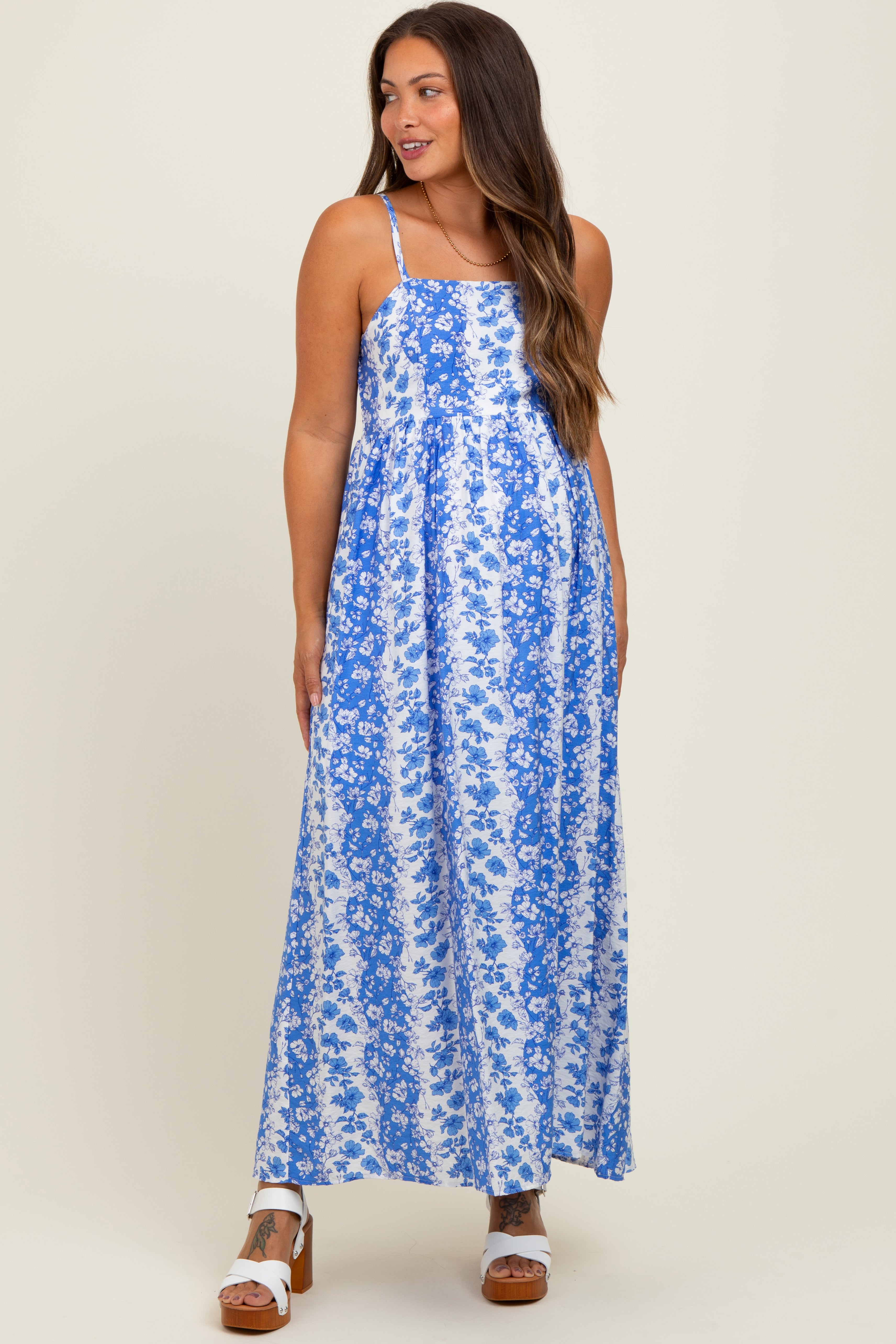 Blaues ärmelloses Umstands-Maxikleid mit Blumenmuster im Colorblock-Design