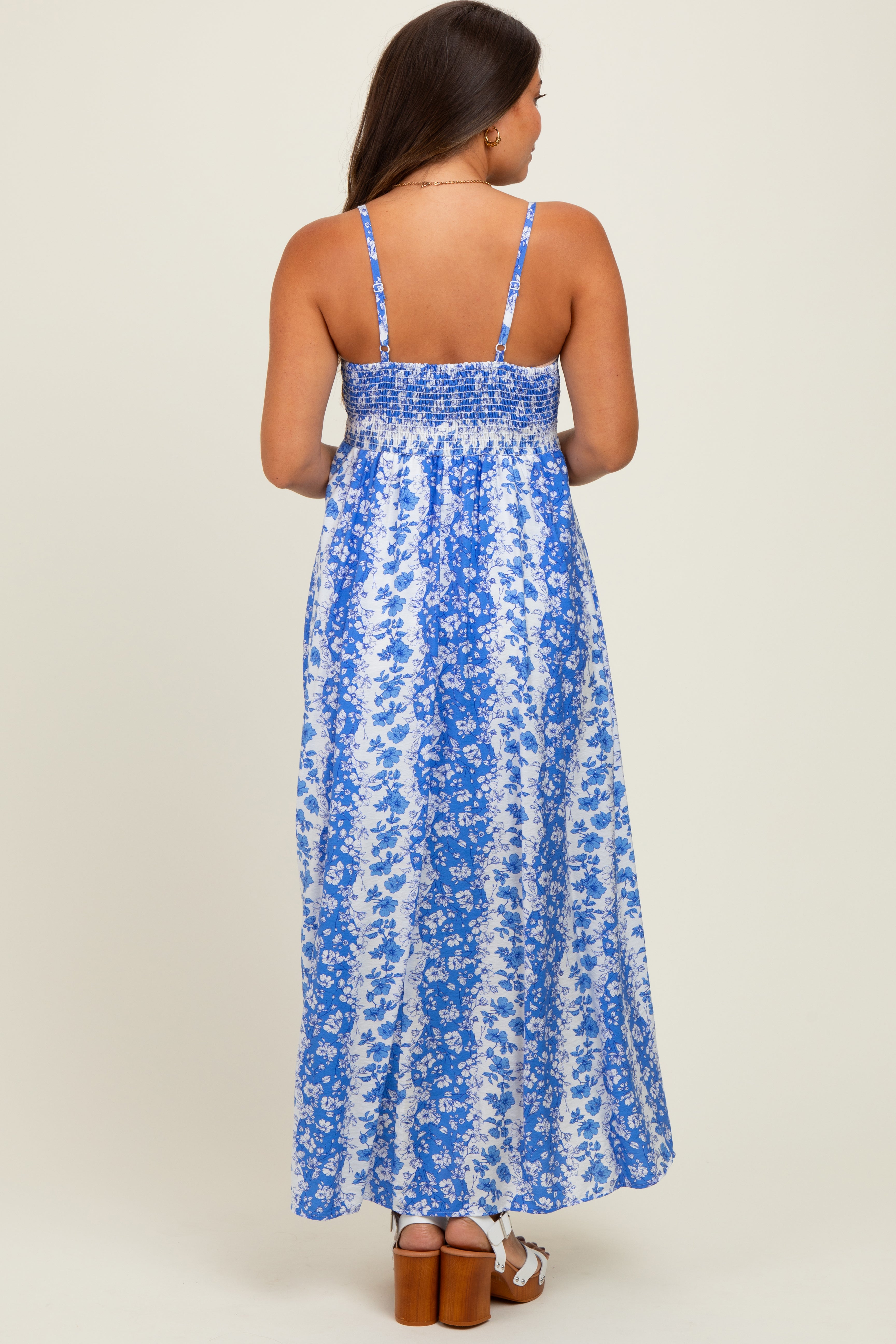 Blaues ärmelloses Umstands-Maxikleid mit Blumenmuster im Colorblock-Design