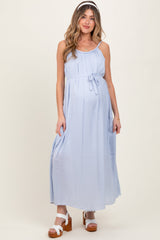 Umstands-Maxikleid mit geflochtenem Ausschnitt in Hellblau