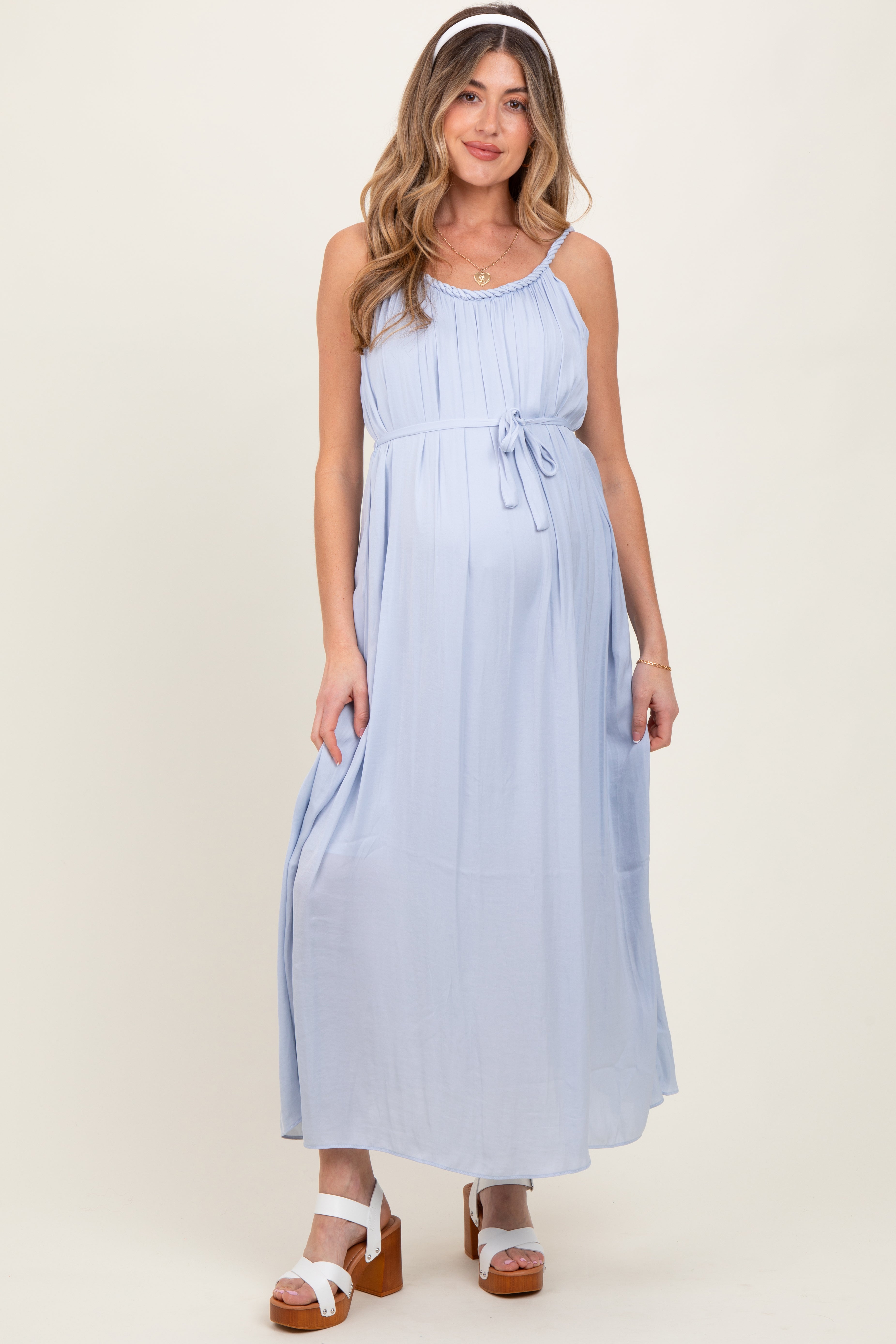 Umstands-Maxikleid mit geflochtenem Ausschnitt in Hellblau
