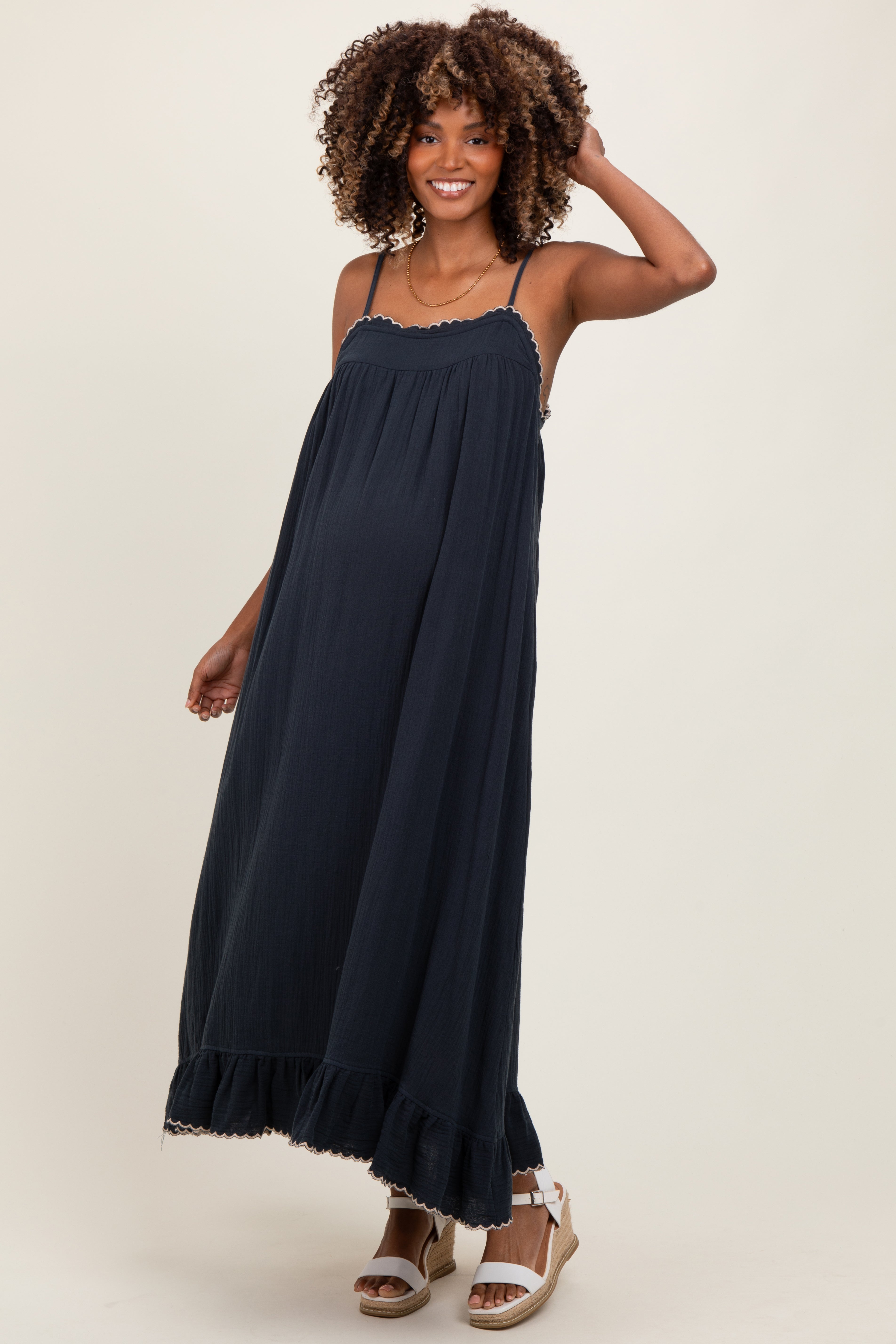Marineblaues Umstands-Maxikleid mit Wellenkante und Schulterbindung