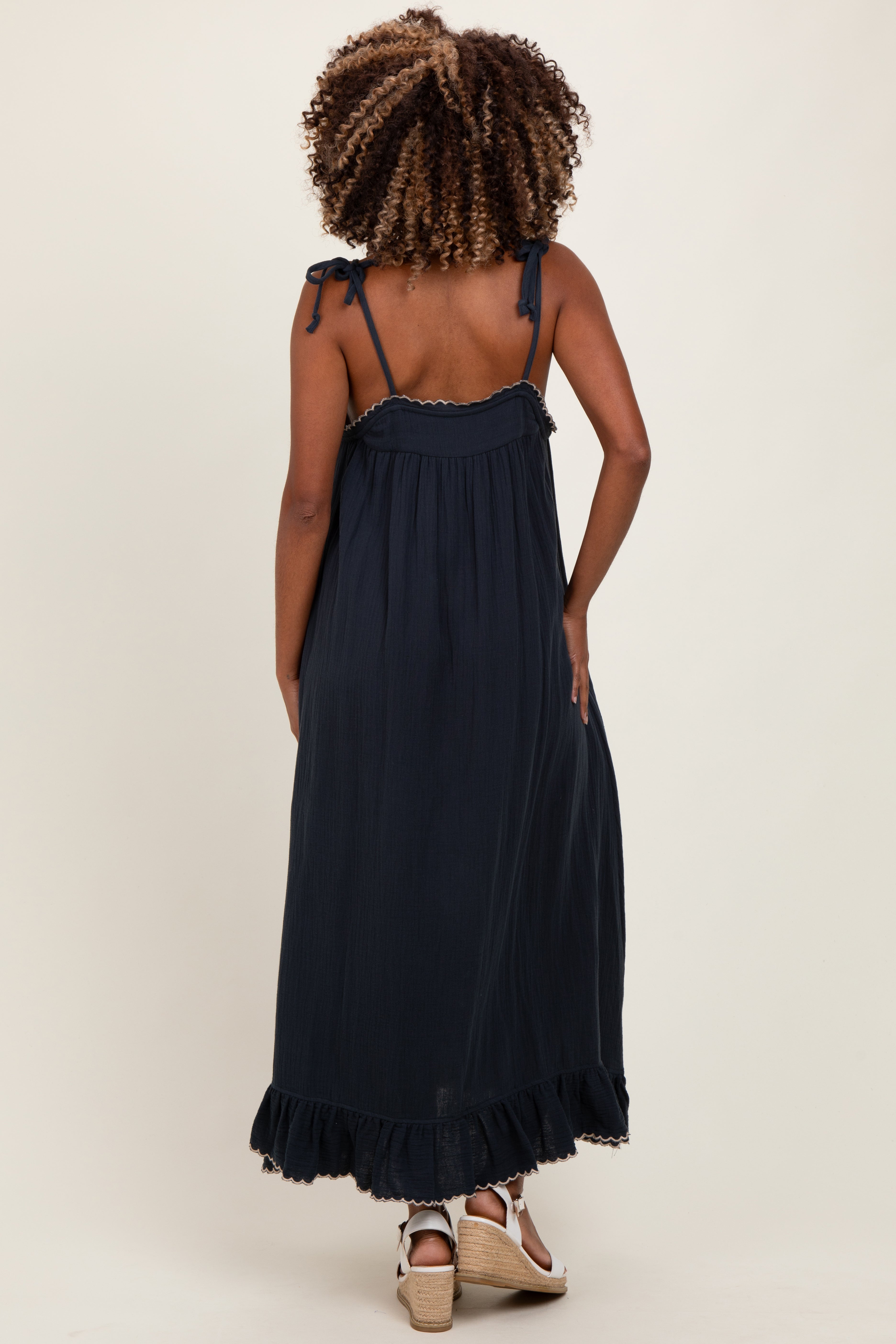 Marineblaues Umstands-Maxikleid mit Wellenkante und Schulterbindung
