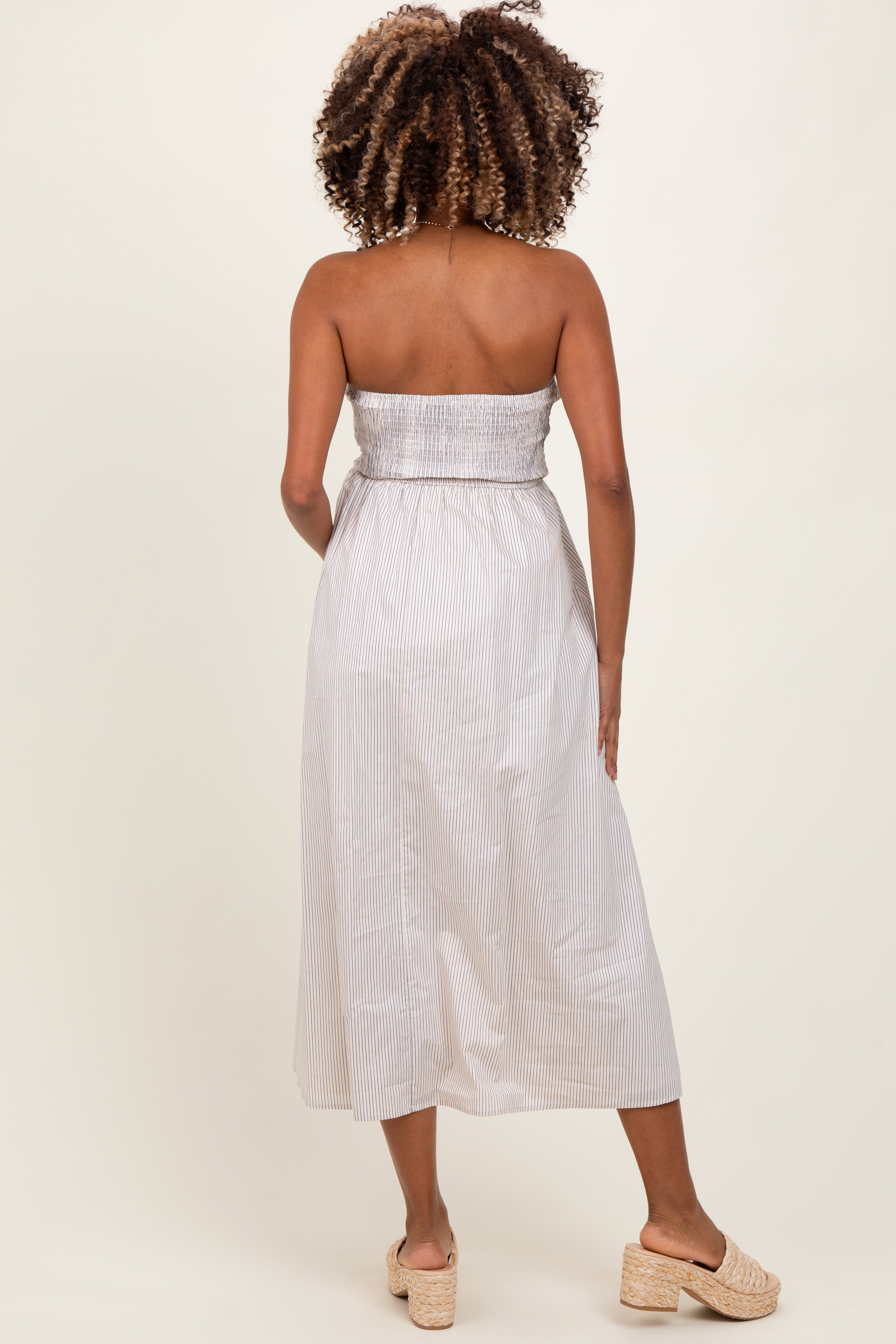 Trägerloses Umstands-Maxikleid mit Streifen und Smok-Detail in Creme
