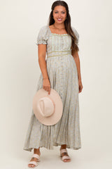 Hellolivfarbenes Umstands-Maxikleid mit Blumenmuster und Spitzenbesatz