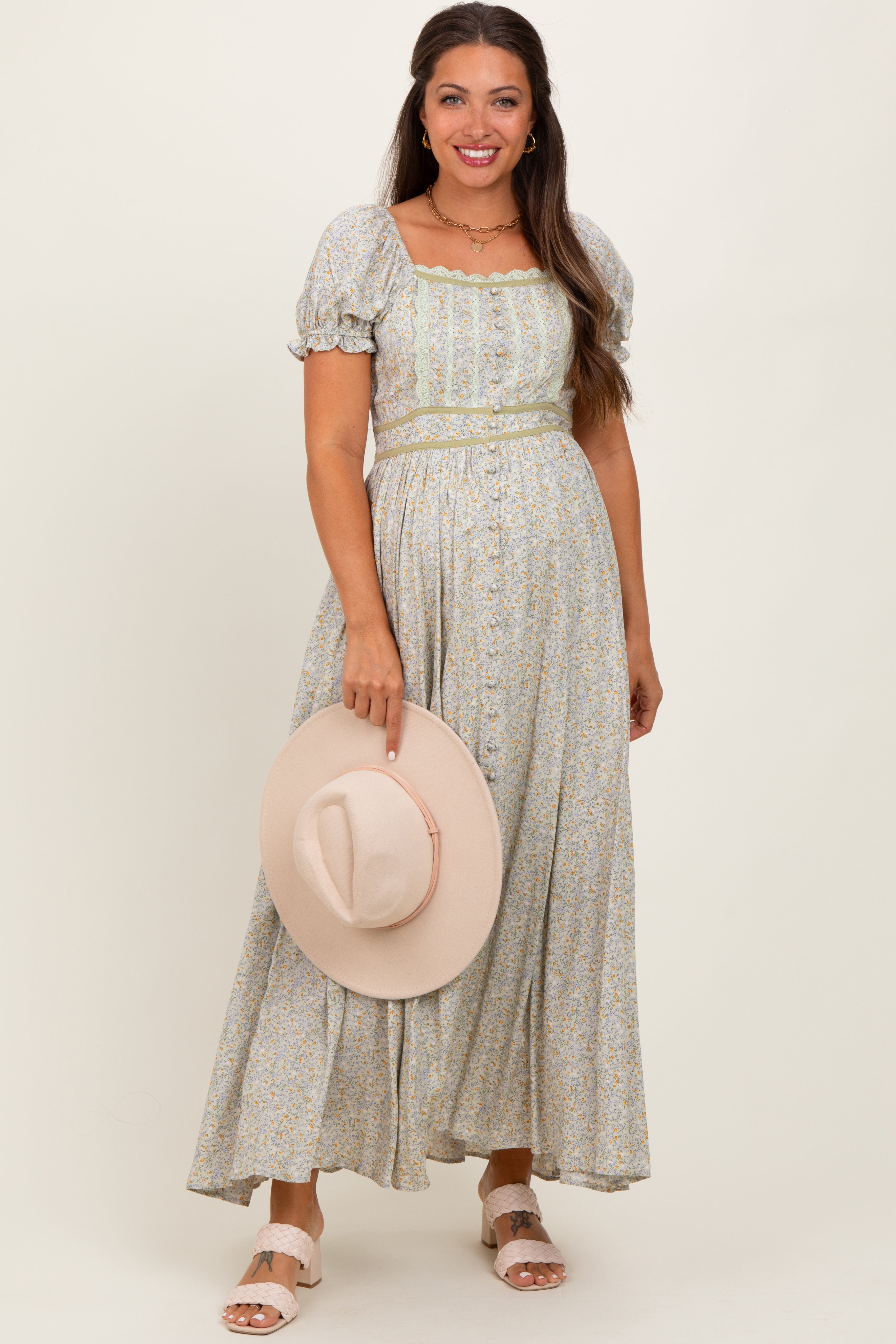 Hellolivfarbenes Umstands-Maxikleid mit Blumenmuster und Spitzenbesatz