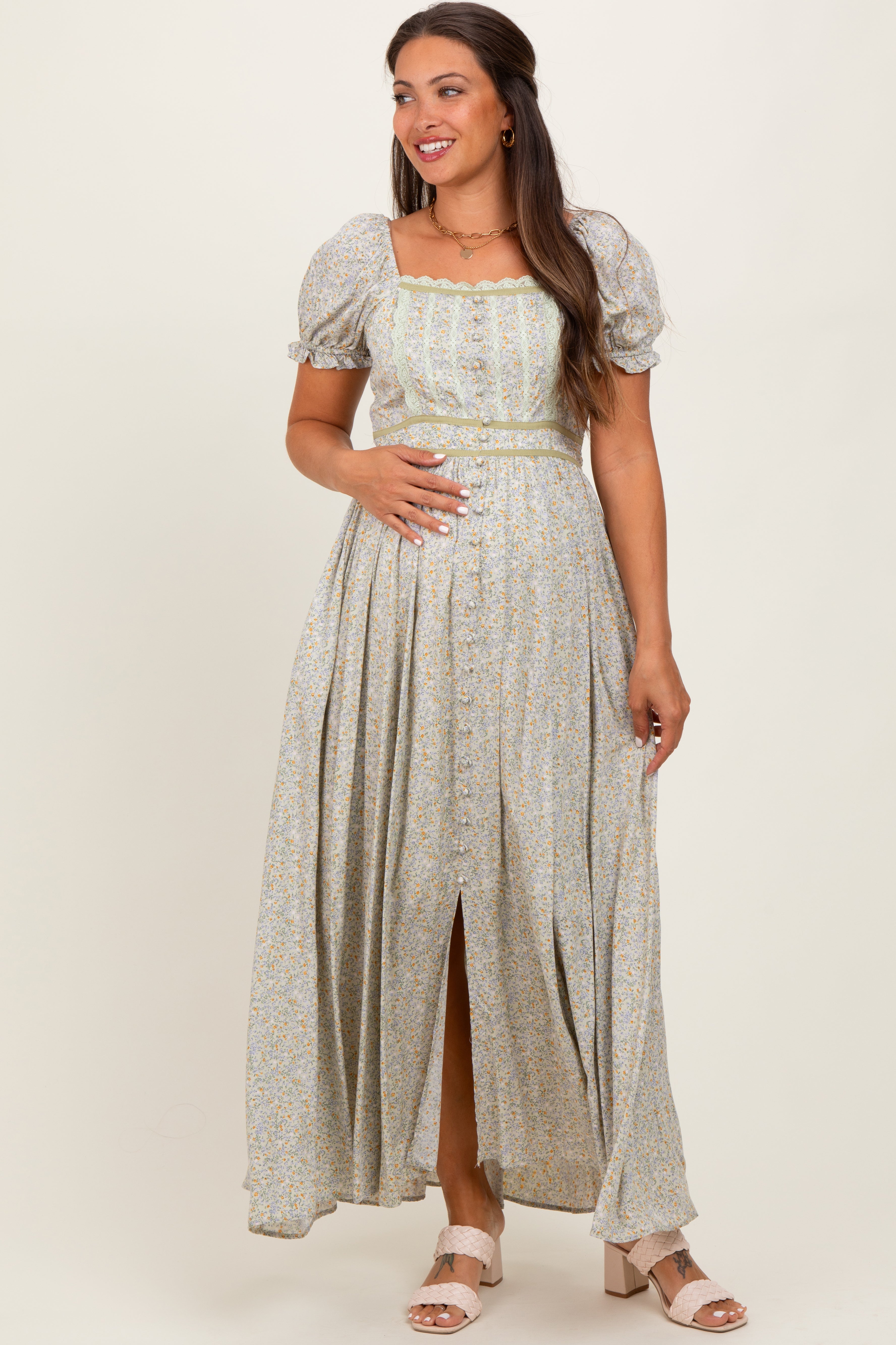 Hellolivfarbenes Umstands-Maxikleid mit Blumenmuster und Spitzenbesatz