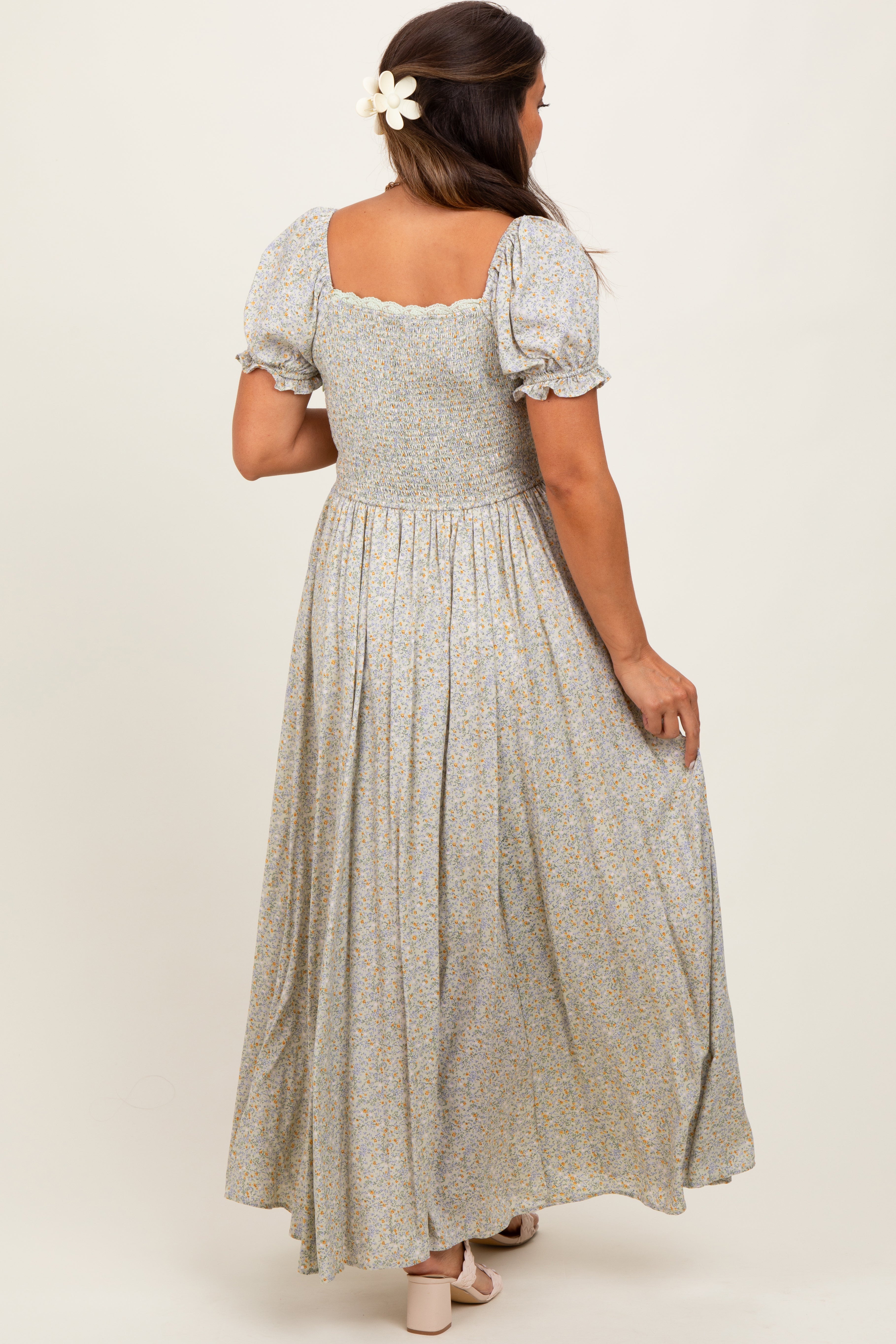 Hellolivfarbenes Umstands-Maxikleid mit Blumenmuster und Spitzenbesatz