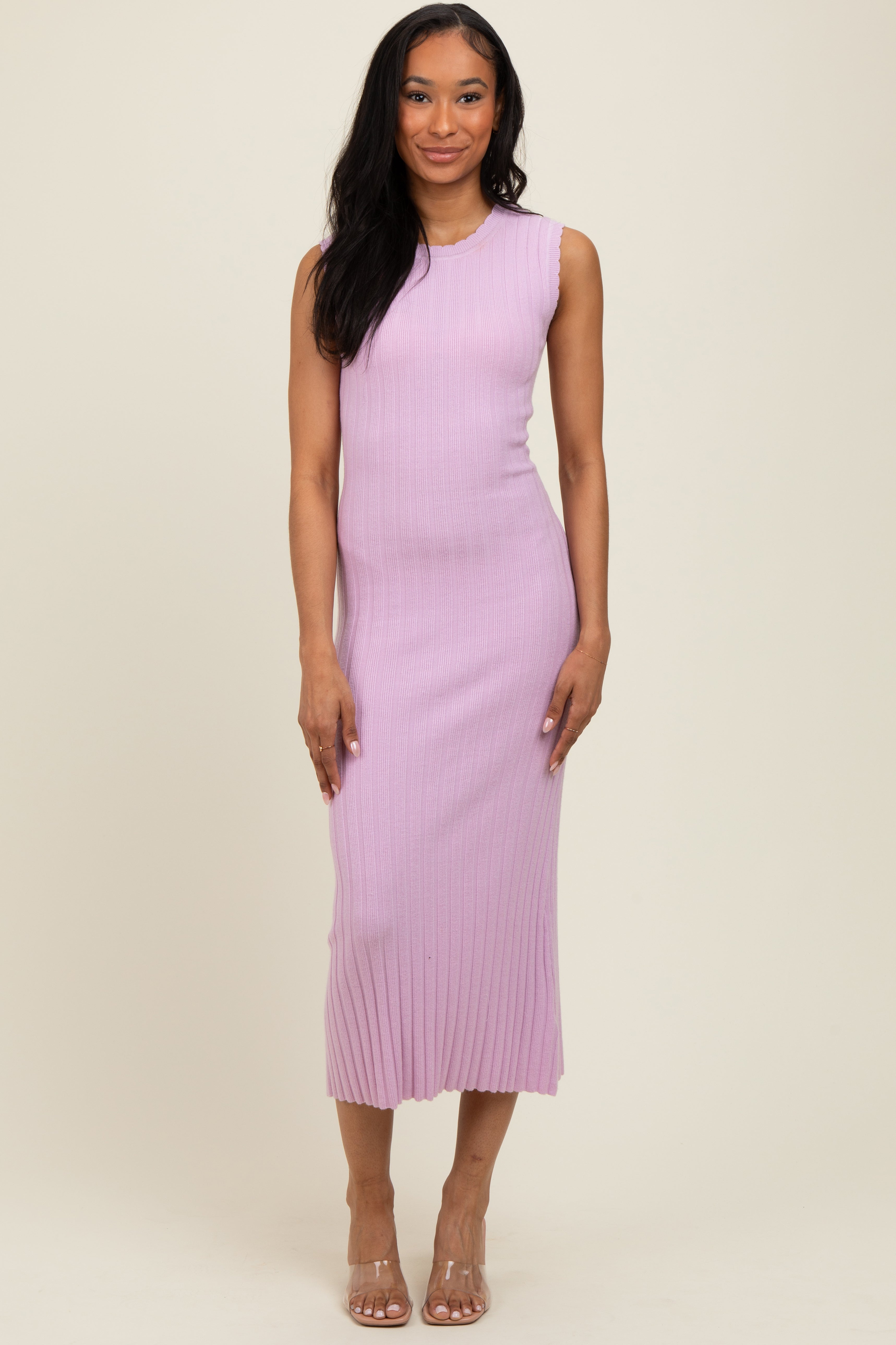 Zartrosa ärmelloses Umstands-Midikleid aus Rippstrick mit Wellenkanten