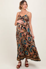 Schwarzes gestuftes Umstandsmaxikleid mit Blumenmuster und Bindeband vorn
