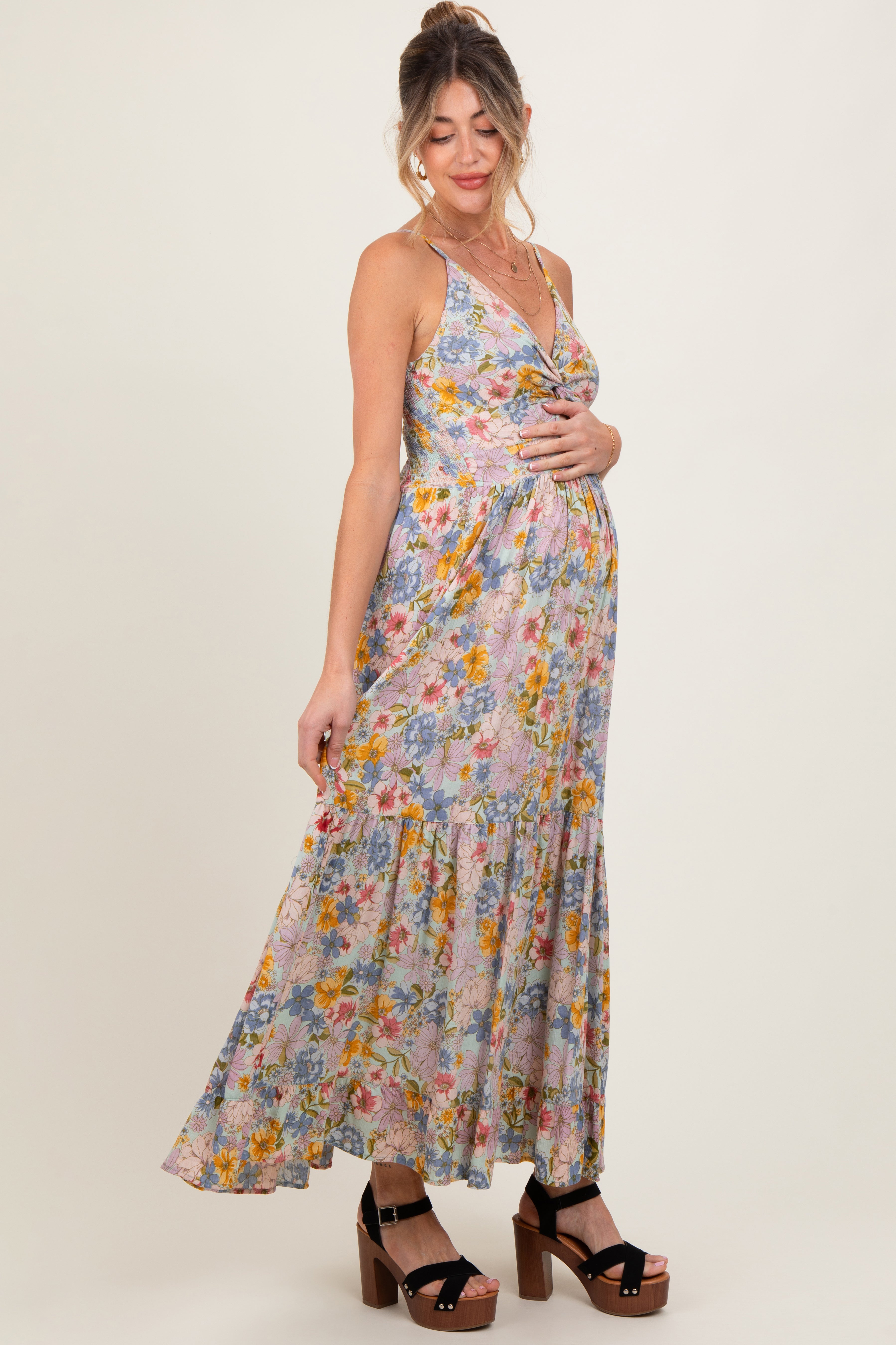 Mintgrünes Umstands-Maxikleid mit Blumenmuster, Twist-Detail und Cut-out
