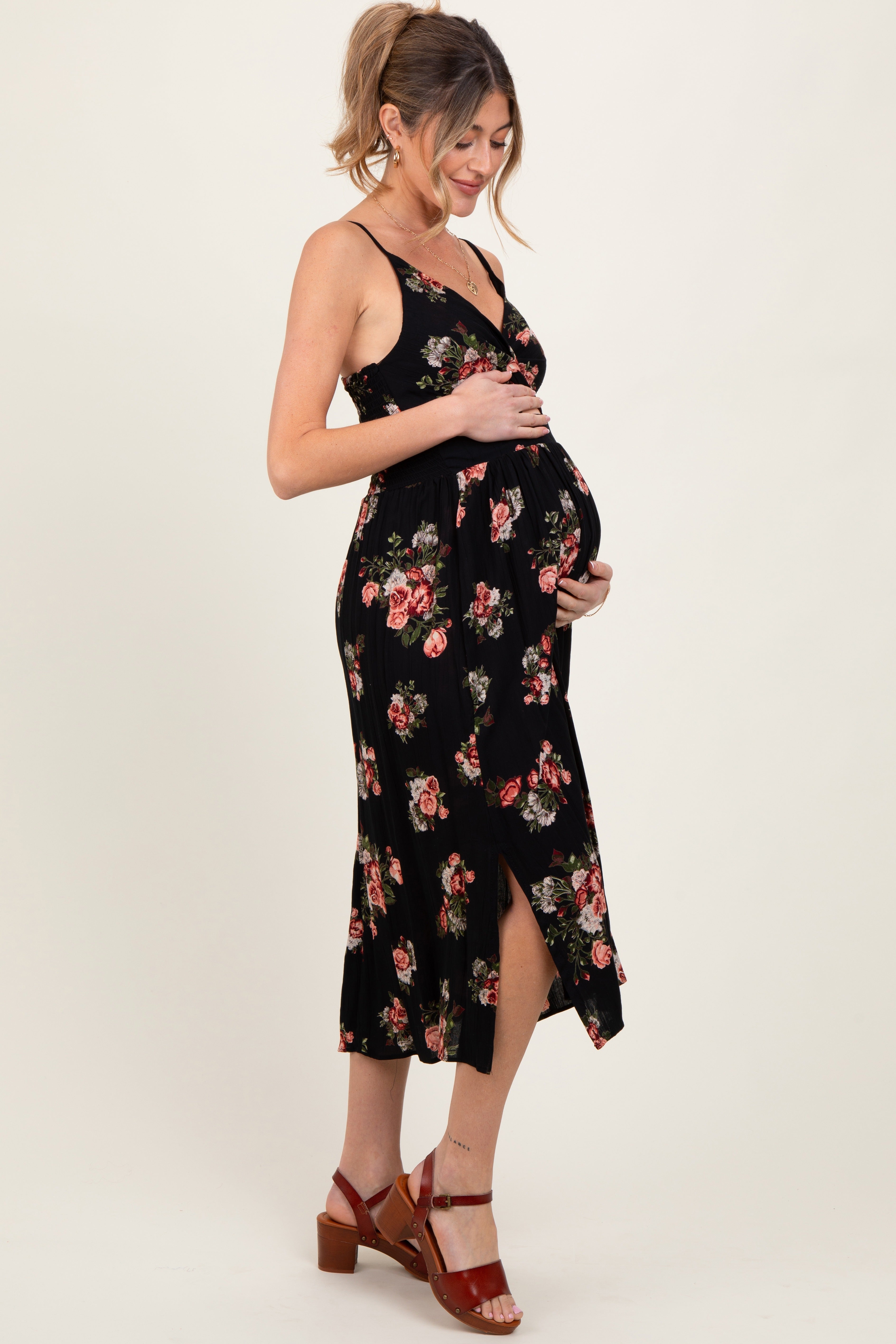 Umstands-Midikleid mit Rosendruck, Twist-Front und Cut-out