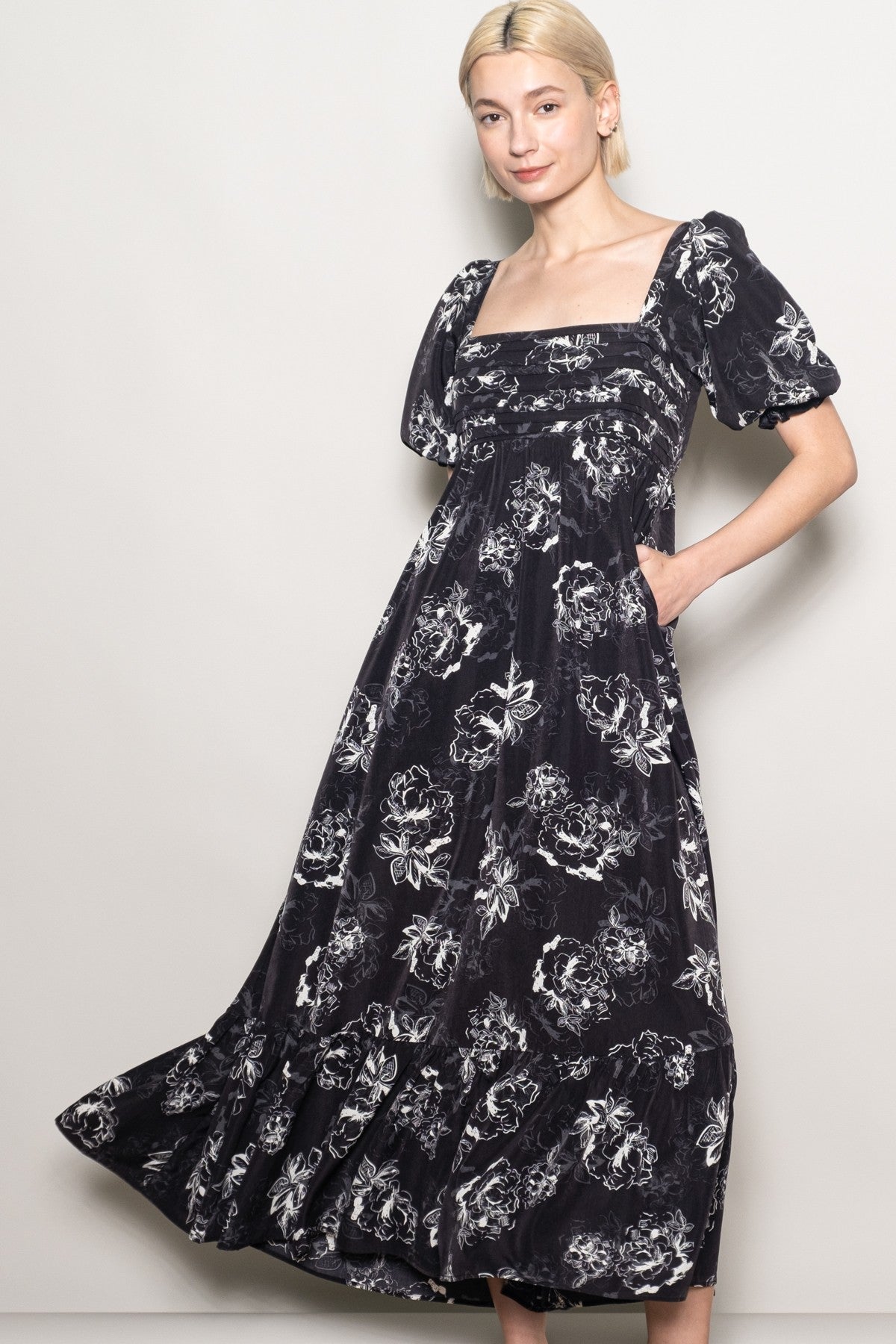 Umstands-Maxikleid mit Rosendruck und plissiertem Oberteil in Schwarz