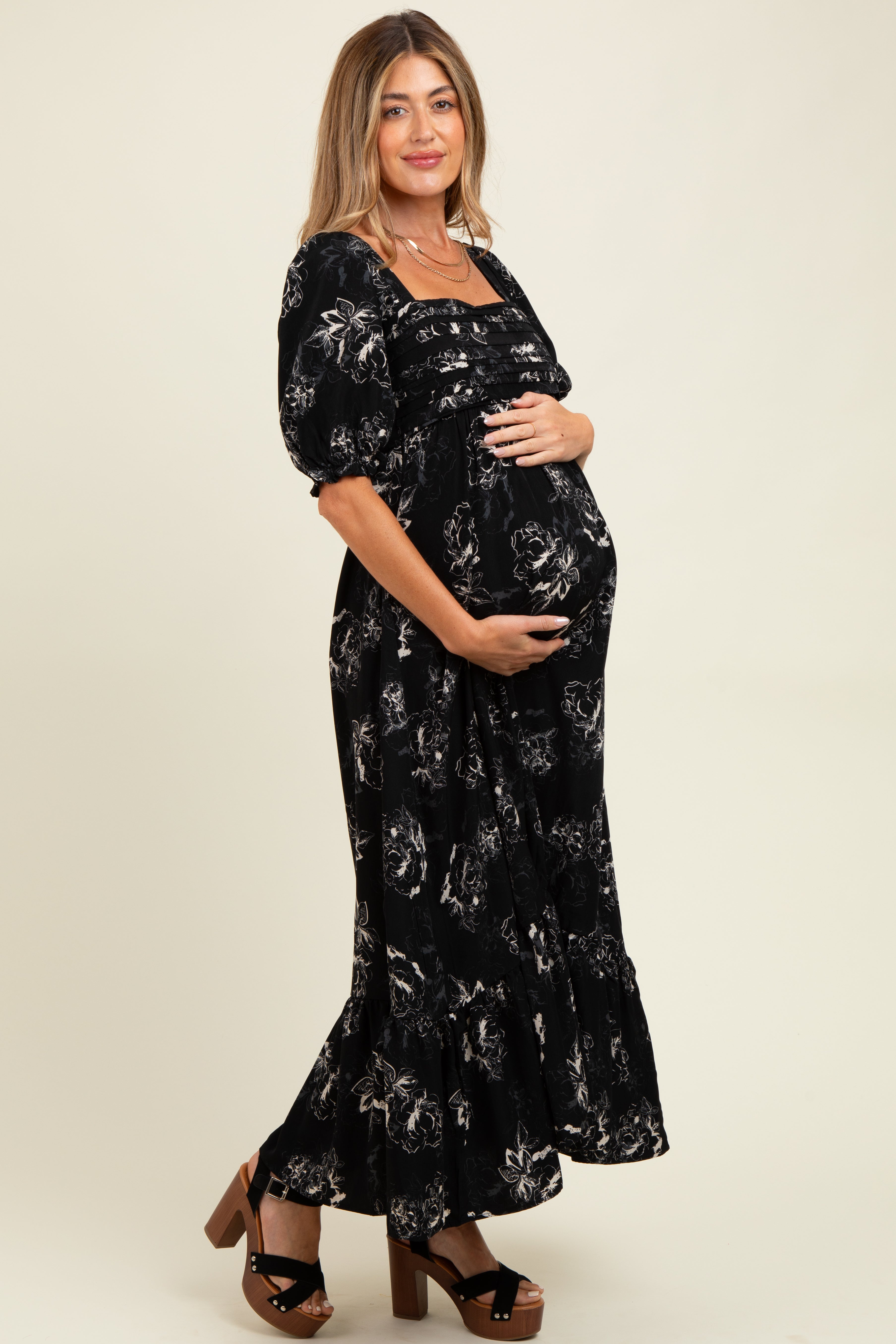 Umstands-Maxikleid mit Rosendruck und plissiertem Oberteil in Schwarz