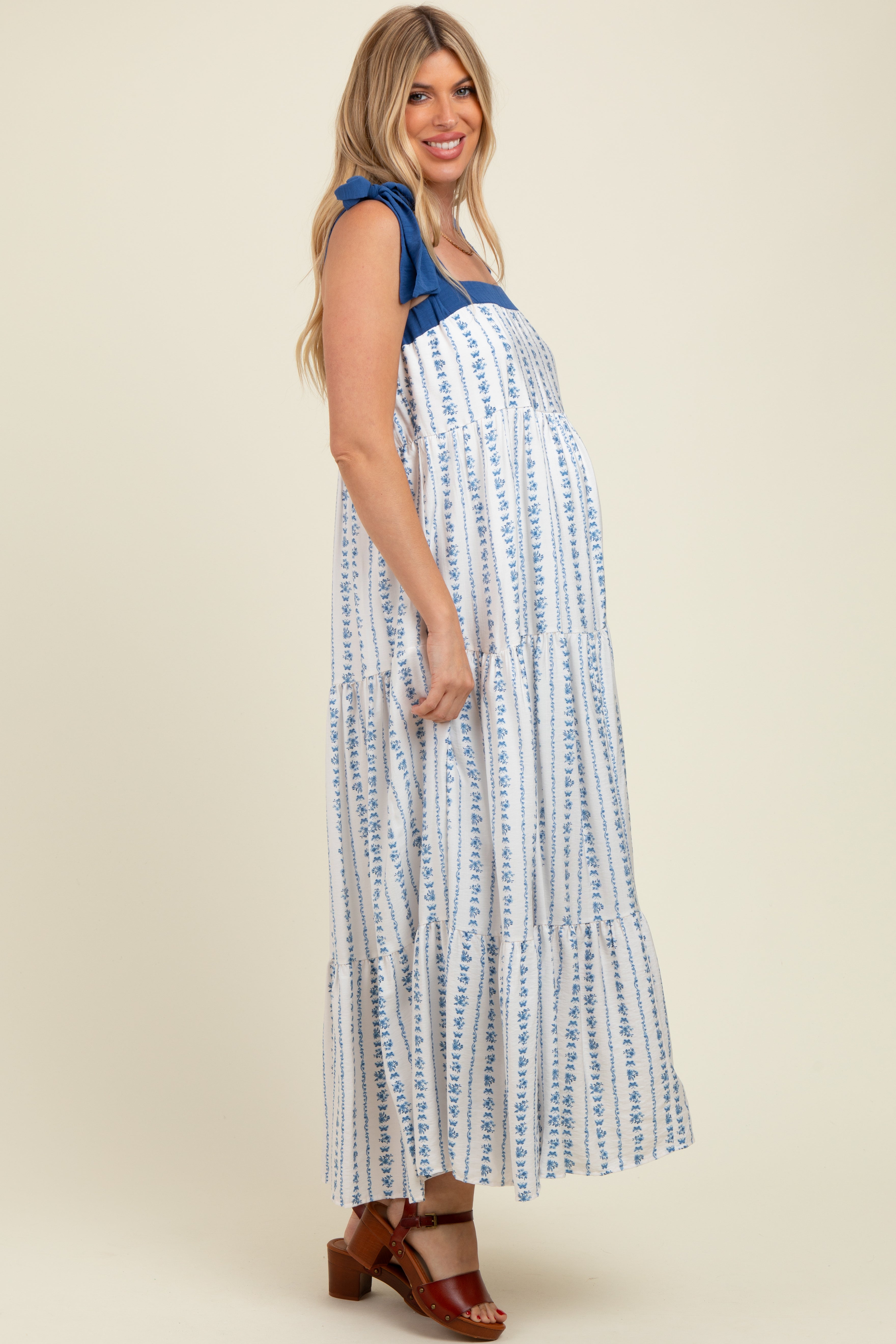 Ärmelloses Umstands-Maxikleid mit zartem Blumenmuster und Stufenrock