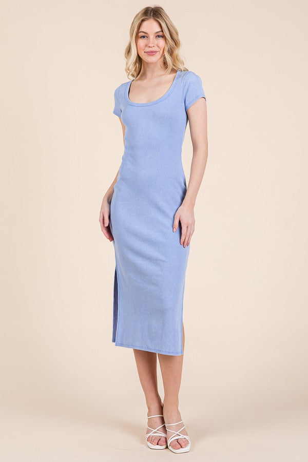 Hellblaues Umstands-Midikleid in Mineralwaschung mit U-Ausschnitt und kurzen Ärmeln