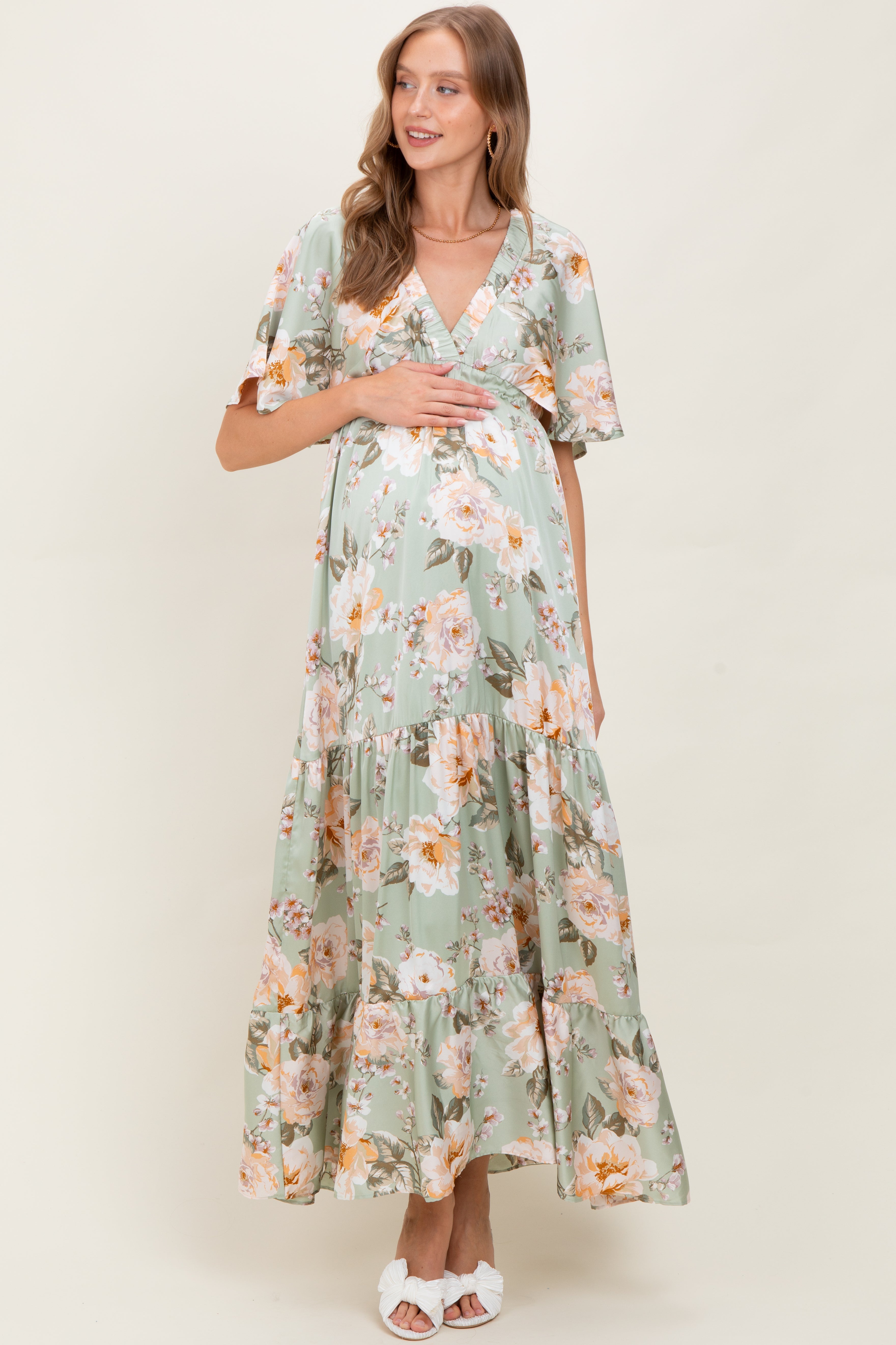 Salbeigrünes Umstands-Maxikleid mit Blumendruck, V-Ausschnitt und Stufenrock