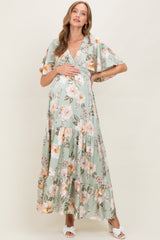 Salbeigrünes Umstands-Maxikleid mit Blumendruck, V-Ausschnitt und Stufenrock