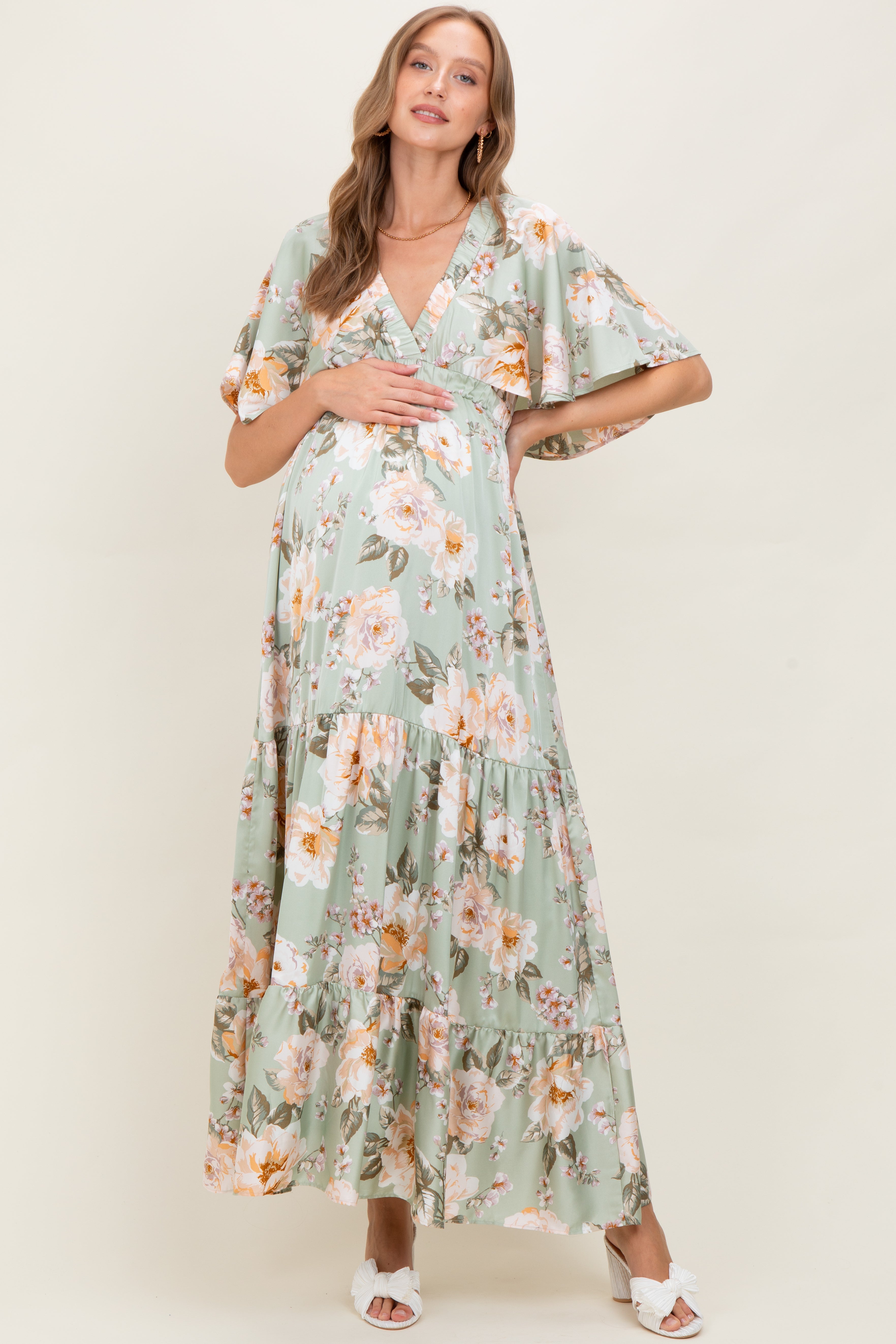 Salbeigrünes Umstands-Maxikleid mit Blumendruck, V-Ausschnitt und Stufenrock