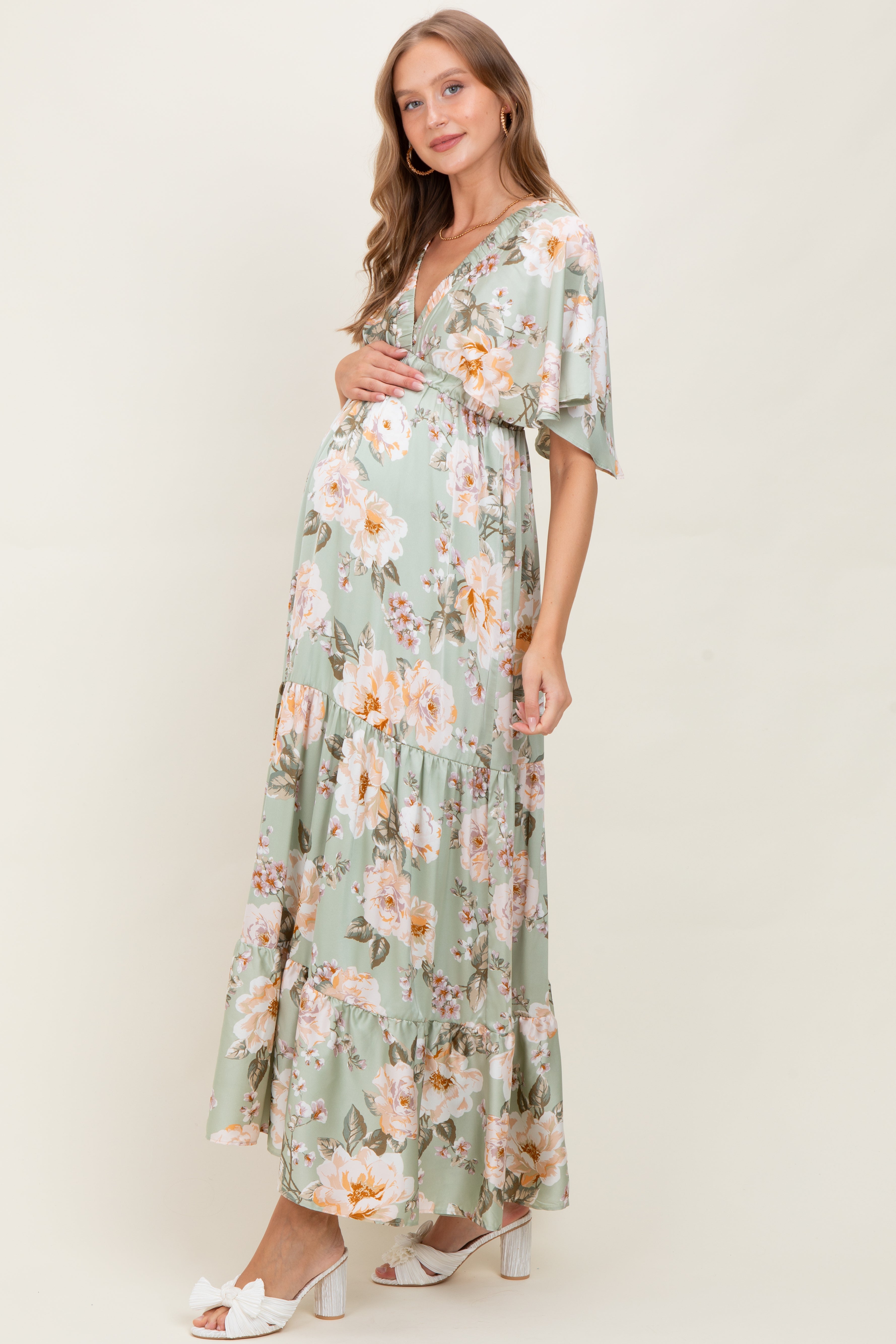 Salbeigrünes Umstands-Maxikleid mit Blumendruck, V-Ausschnitt und Stufenrock